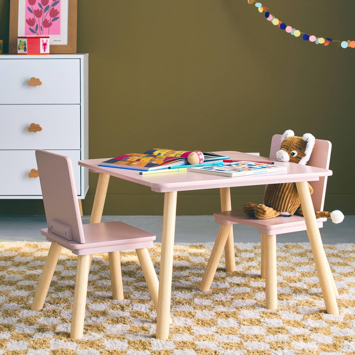 SWEEEK Table carrée enfant avec 2 chaises. pieds en pin. rose