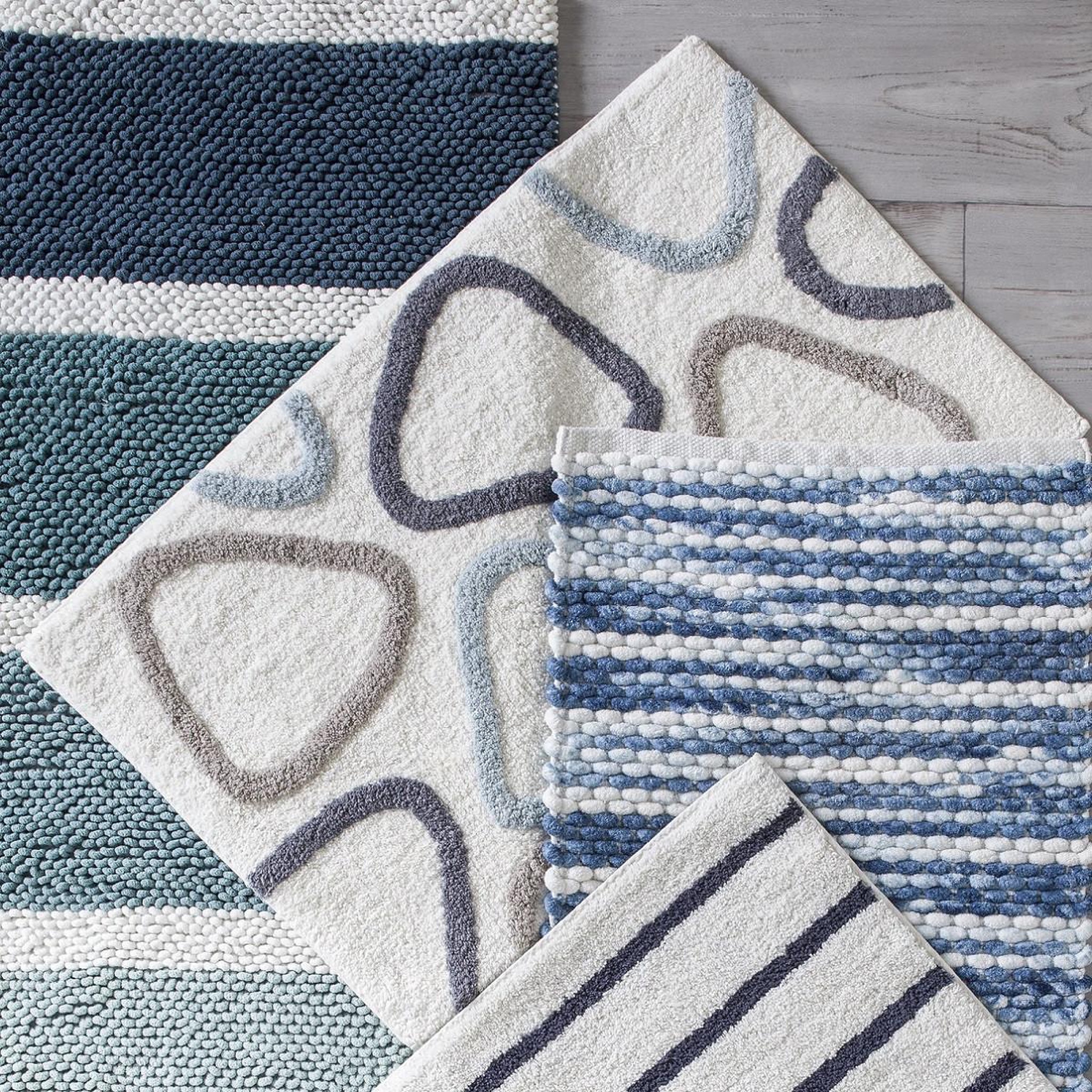 Voir la diapositive 5 : GUY LEVASSEUR Tapis de bain triangle en coton tufté 50x80cm