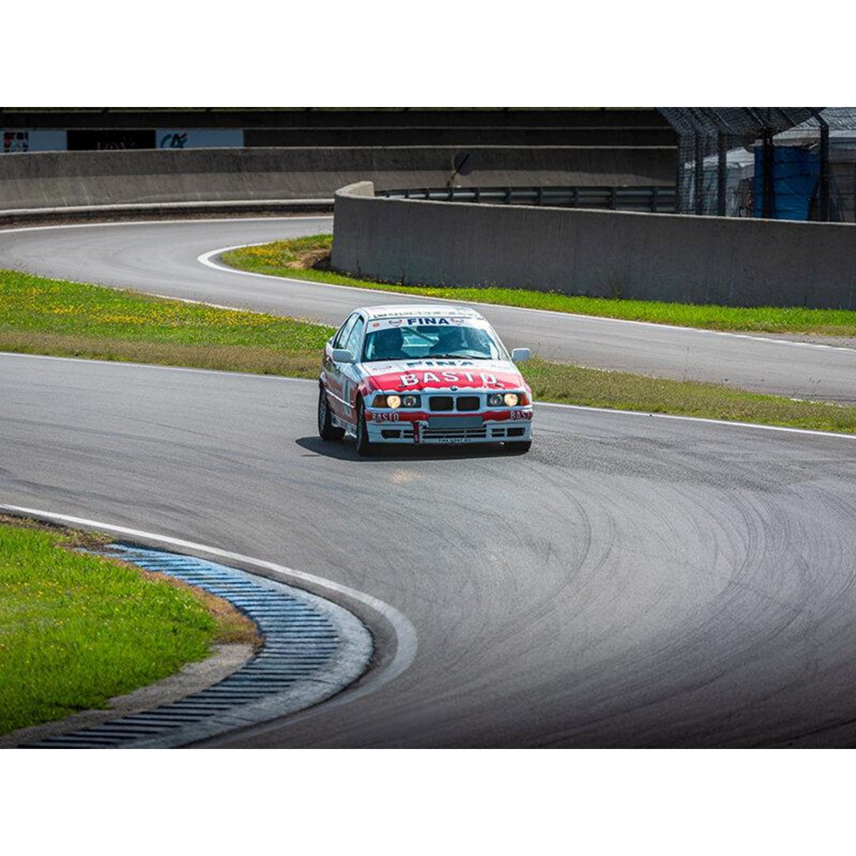 Smartbox Stage de pilotage : 8 tours sur le circuit de Haute Saintonge en BMW Superberline 2.0 - Coffret Cadeau Sport & Aventure