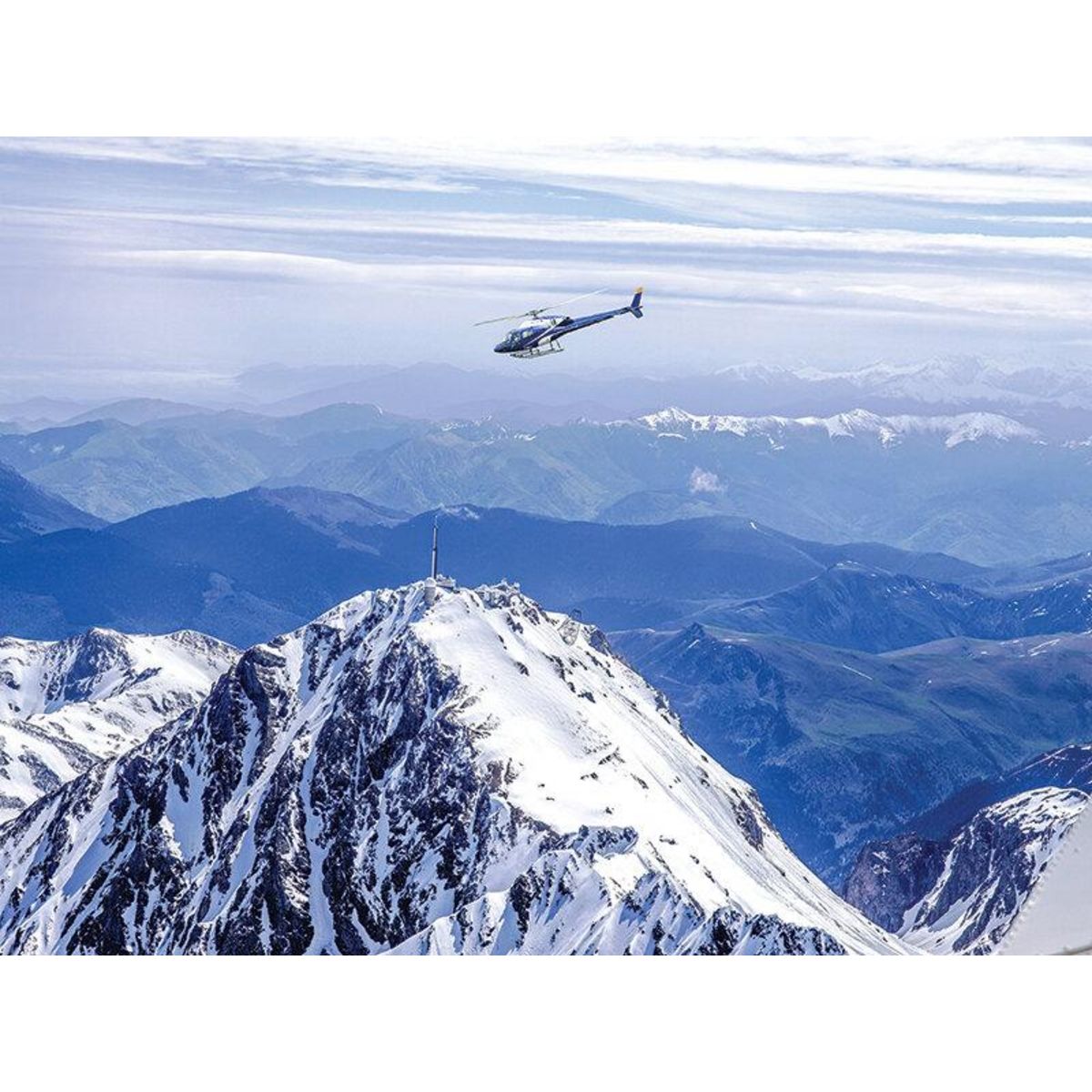 Smartbox Vol en hélicoptère de 20 minutes au Pic du Midi - Coffret Cadeau Sport & Aventure