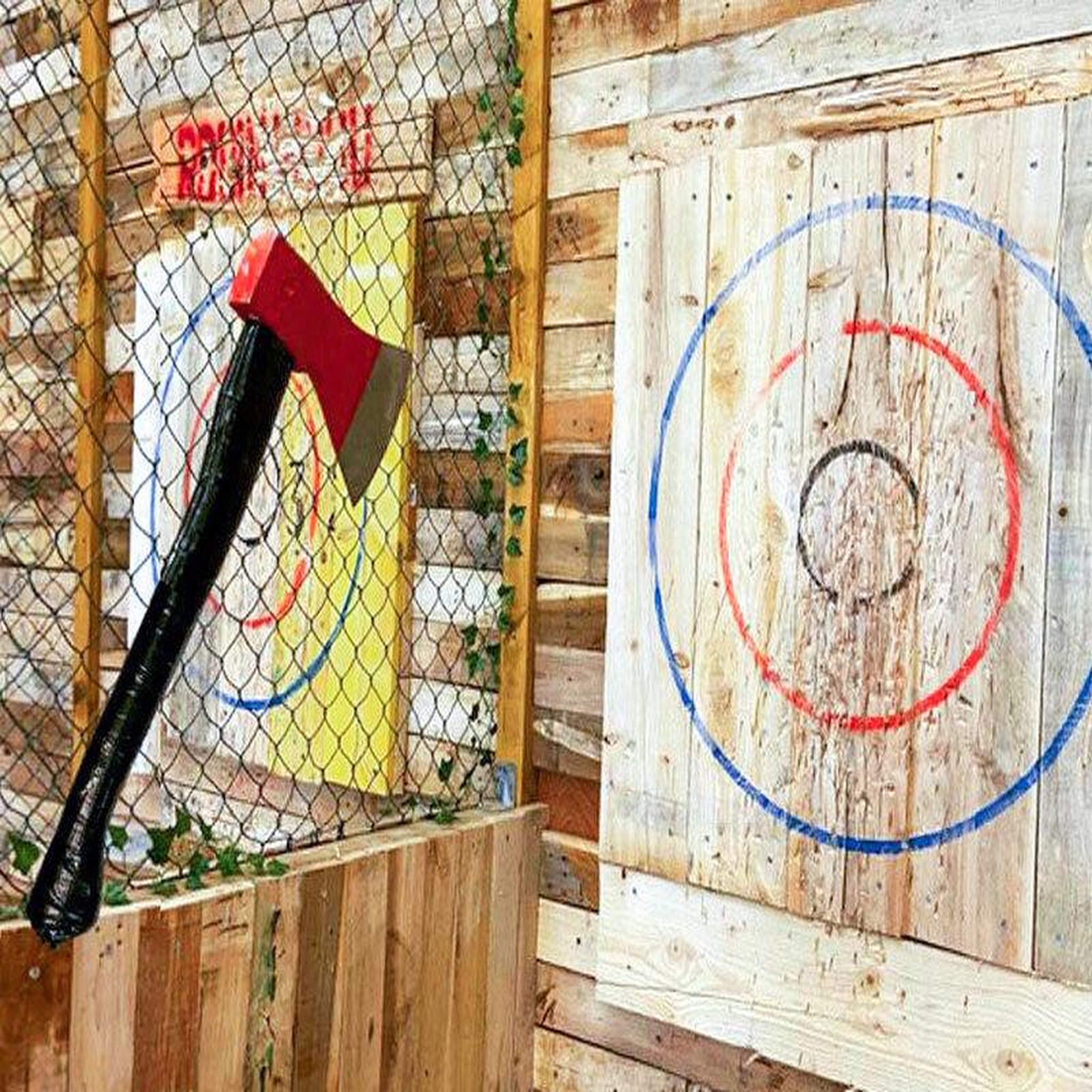 Voir la diapositive 4 : Smartbox Session de lancer de hache pendant 1h près de paris - coffret cadeau sport & aventure