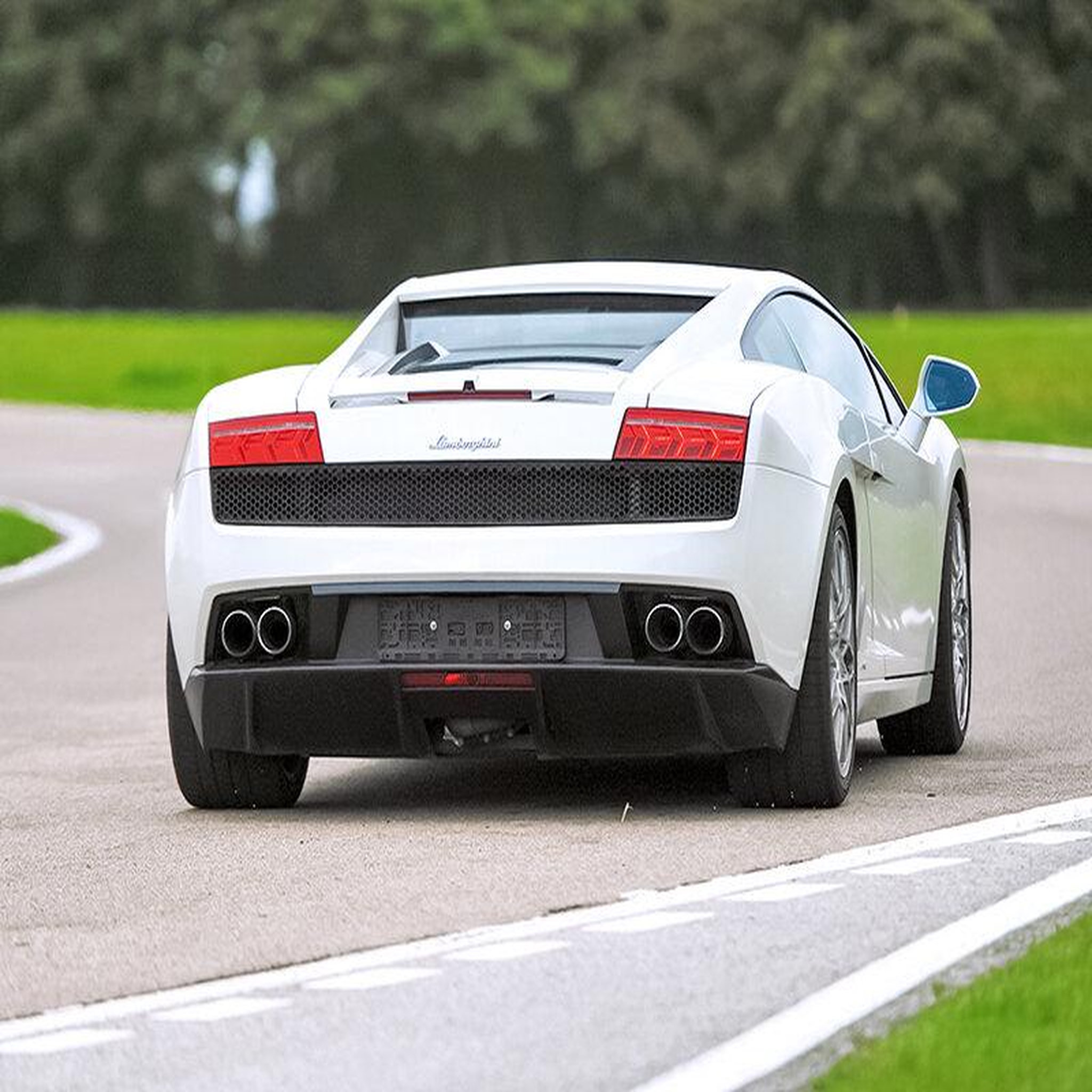 Voir la diapositive 3 : Smartbox Passion pilotage : conduite sur circuit au volant d'une Lamborghini - Coffret Cadeau Sport & Aventure