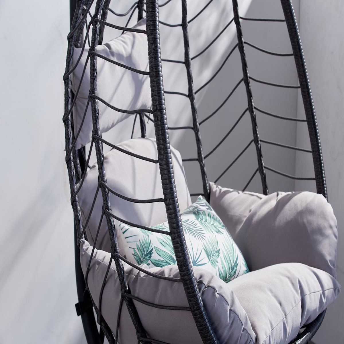 CONCEPT USINE Fauteuil suspendu en résine effet rotin gris LIMA