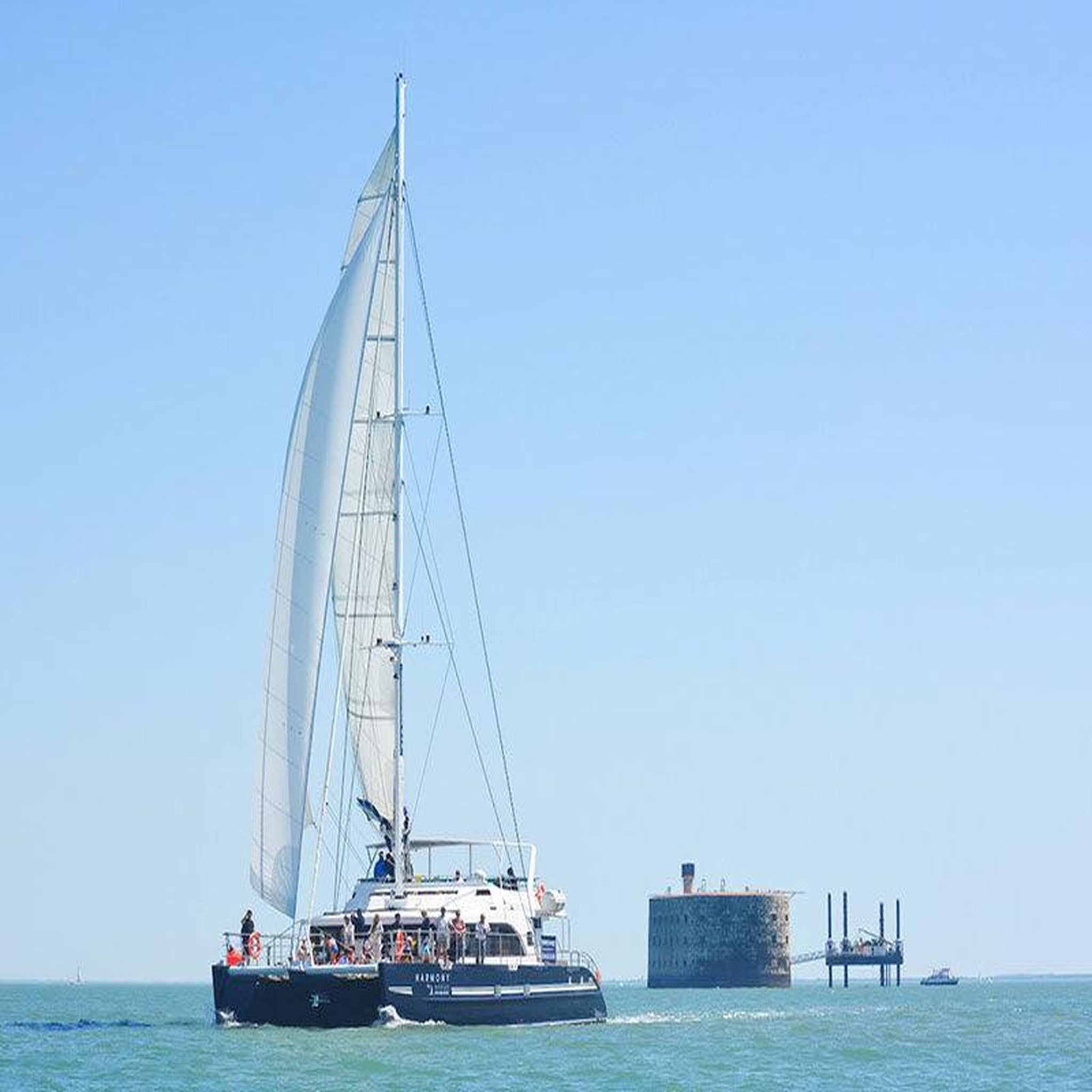 Voir la diapositive 2 : Smartbox Croisière de 3h30 en catamaran pour 2 adultes et 2 enfants au fort boyard - coffret cadeau sport & aventure