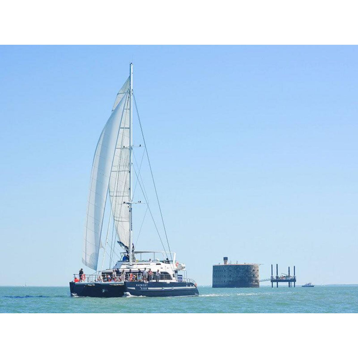 Smartbox Croisière de 3h30 en catamaran pour 2 adultes et 2 enfants au fort Boyard - Coffret Cadeau Sport & Aventure