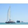 Voir la diapositive 2 : Smartbox Croisière de 3h30 en catamaran pour 2 adultes et 2 enfants au fort Boyard - Coffret Cadeau Sport & Aventure