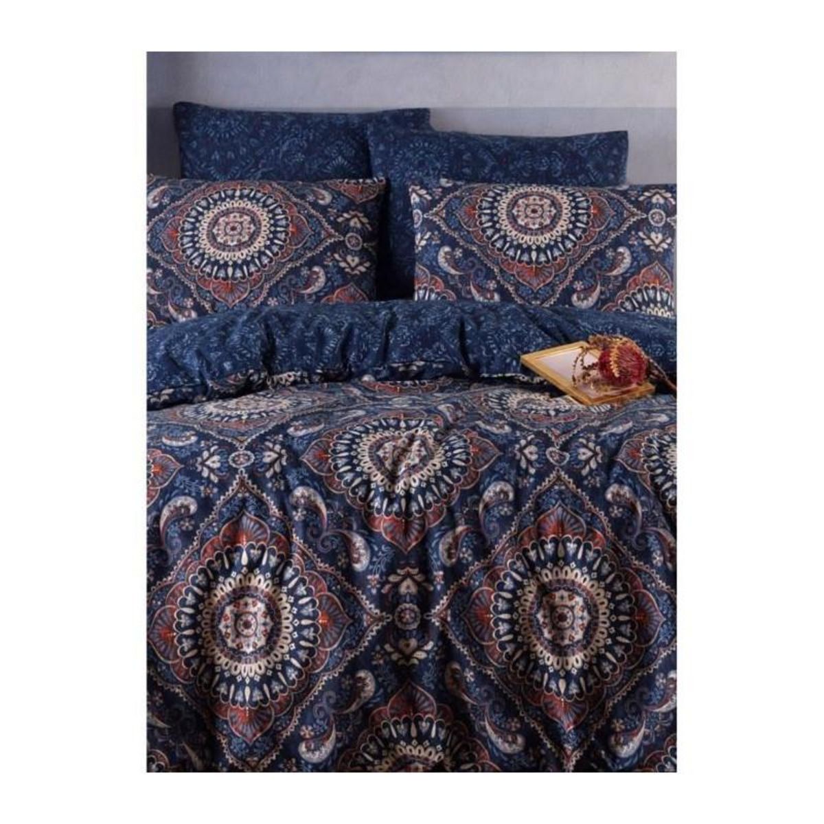 GENERIQUE Parure de lit - 1 housse de couette 220 x 240 cm + 2 taies d'oreiller 60 x 60 cm - 65% coton, 35% polyester - Bleu
