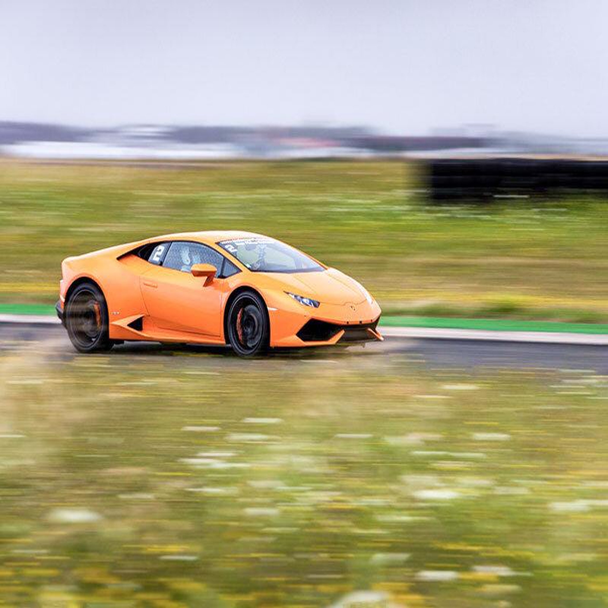 Voir la diapositive 2 : Smartbox Stage de pilotage : 2 tours au volant ou en passager en Lamborghini Huracán sur circuit - Coffret Cadeau Sport & Aventure