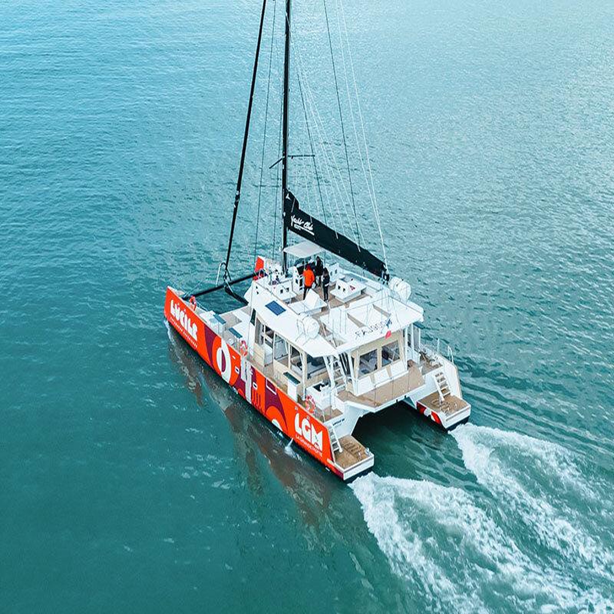 Voir la diapositive 3 : Smartbox Sortie en catamaran d'1h30 depuis la grande-motte - coffret cadeau sport & aventure