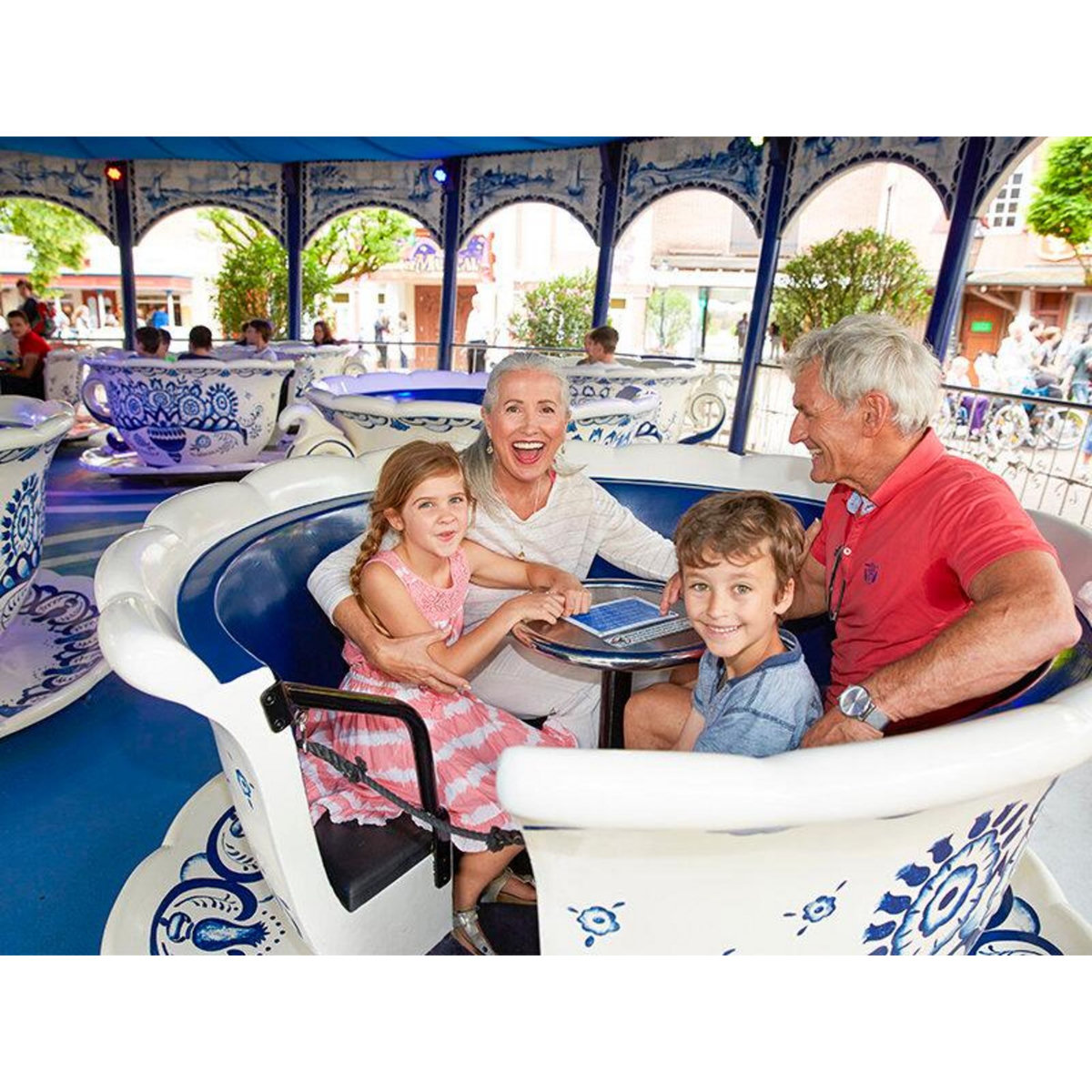 Smartbox Europa-Park 2025 en famille : 2 entrées adultes et 2 entrées enfants pour une journée en basse saison - Coffret Cadeau Sport & Aventure