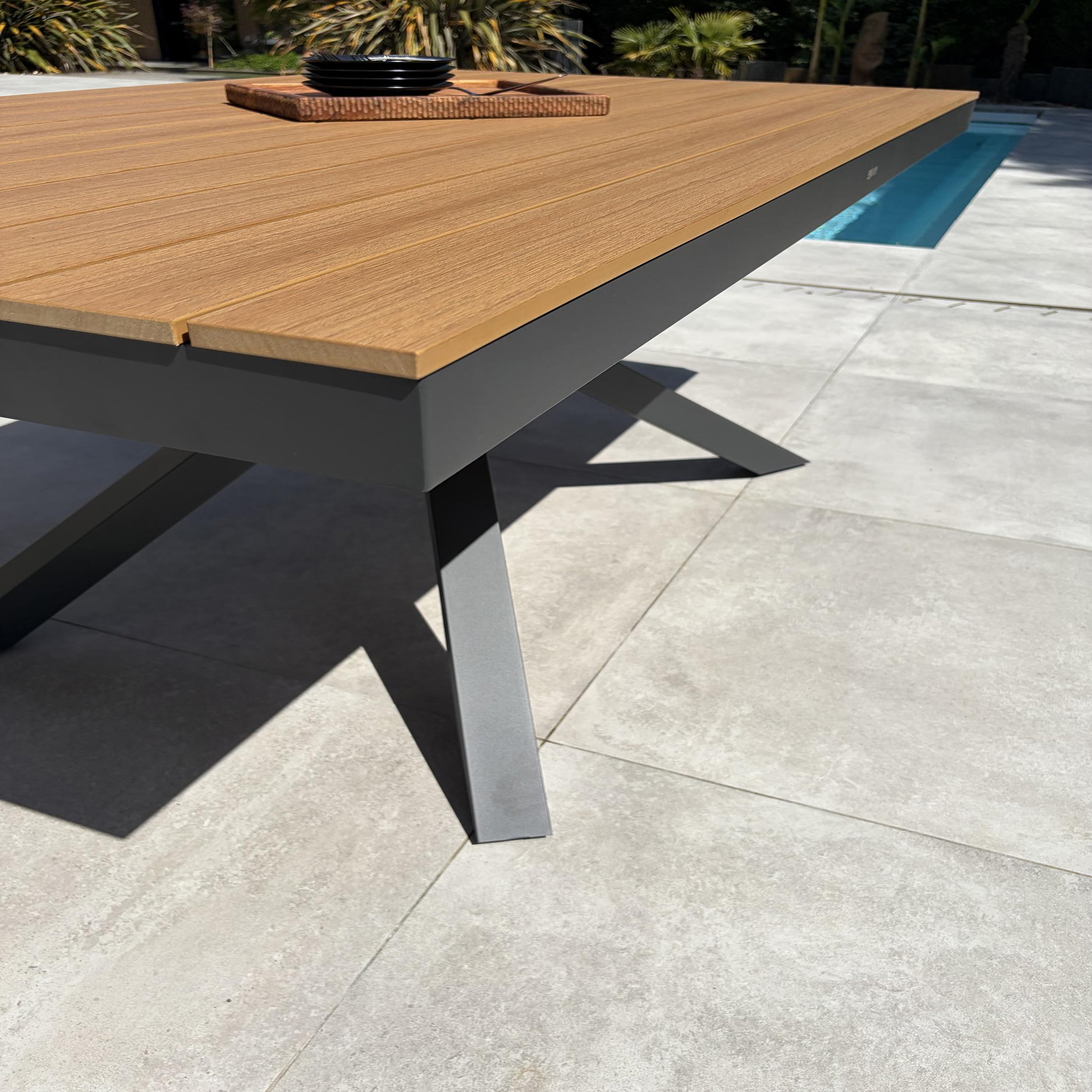 Voir la diapositive 3 : DCB GARDEN Table de jardin en alu plateau polywood aspect bois