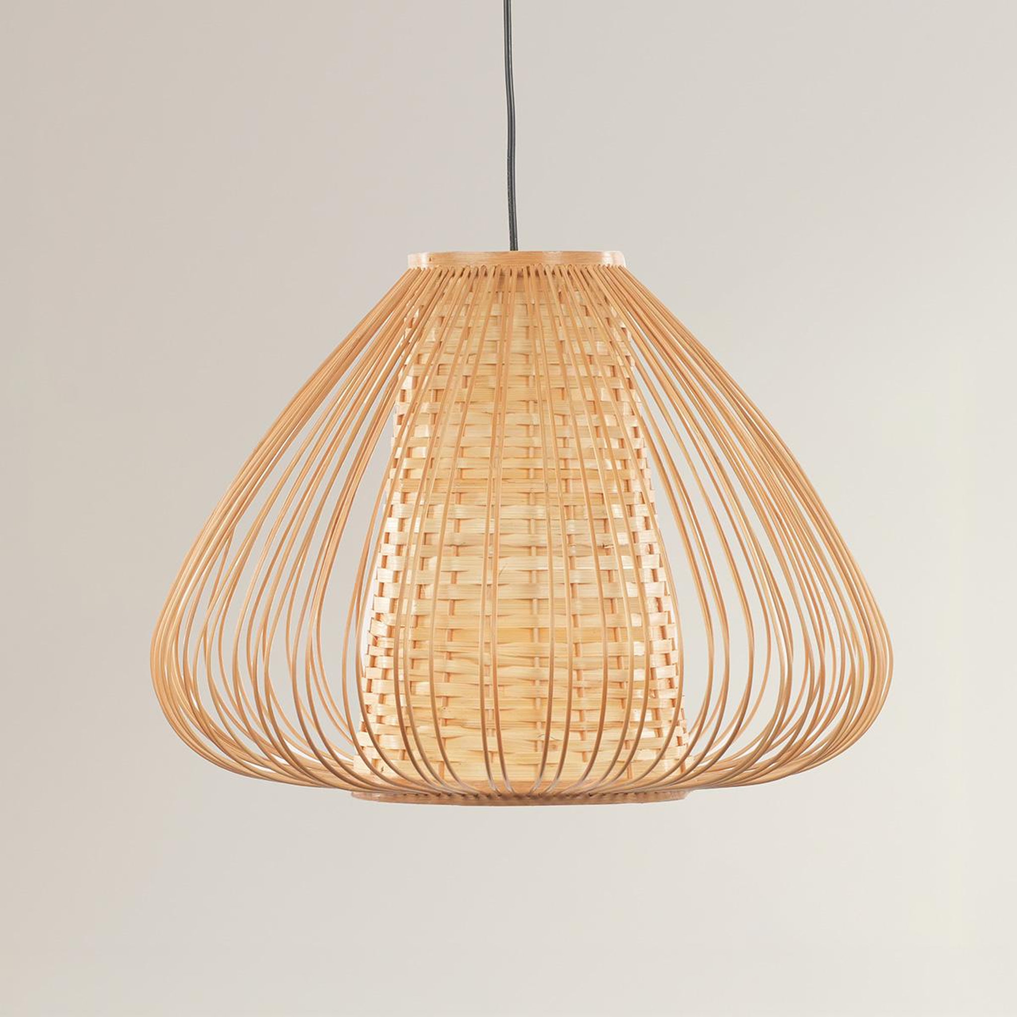 Voir la diapositive 2 : MAISON AUBERTIN Suspension poire rotin naturel
