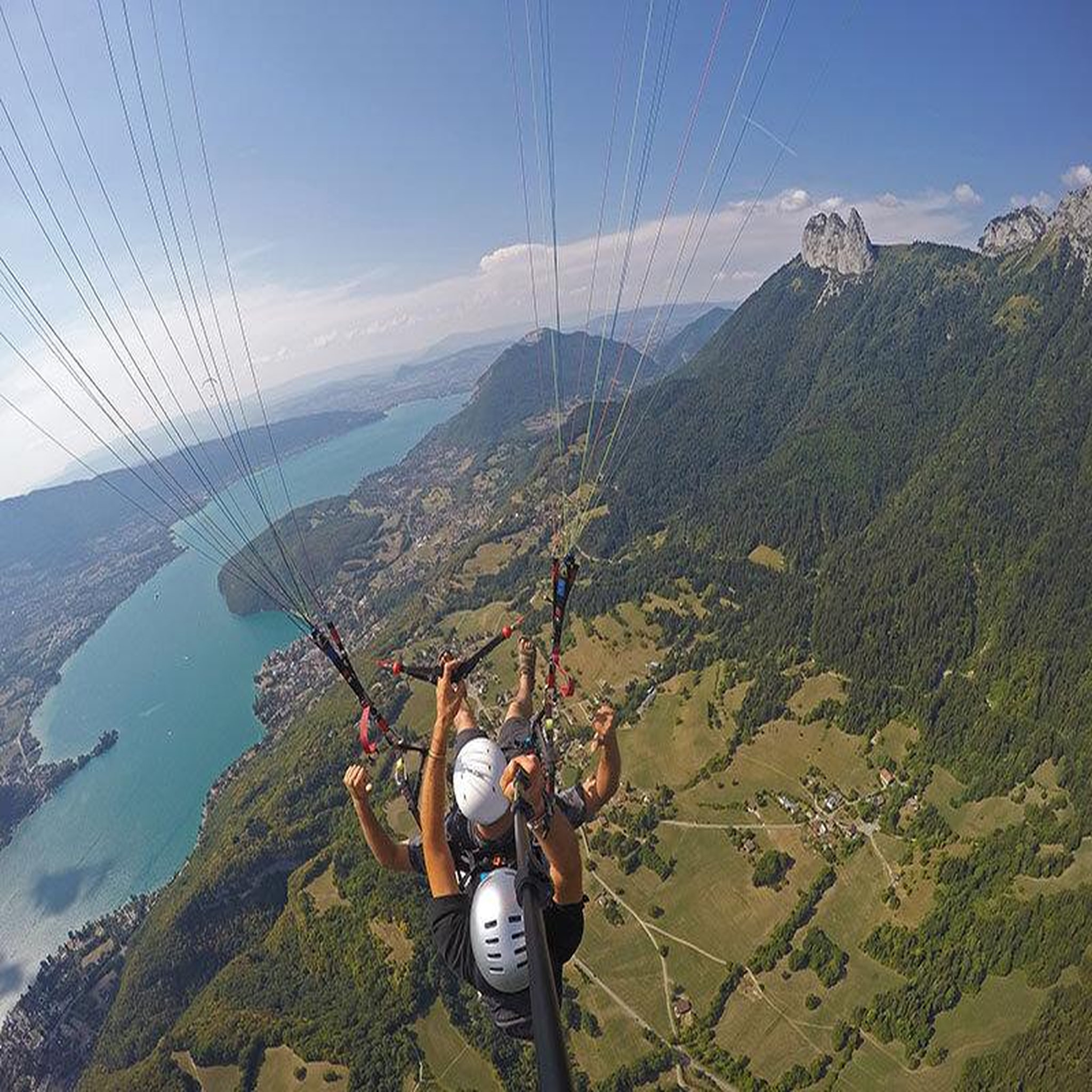 Voir la diapositive 2 : Smartbox Vol en parapente de 25 min sur les rives du lac d'Annecy - Coffret Cadeau Sport & Aventure