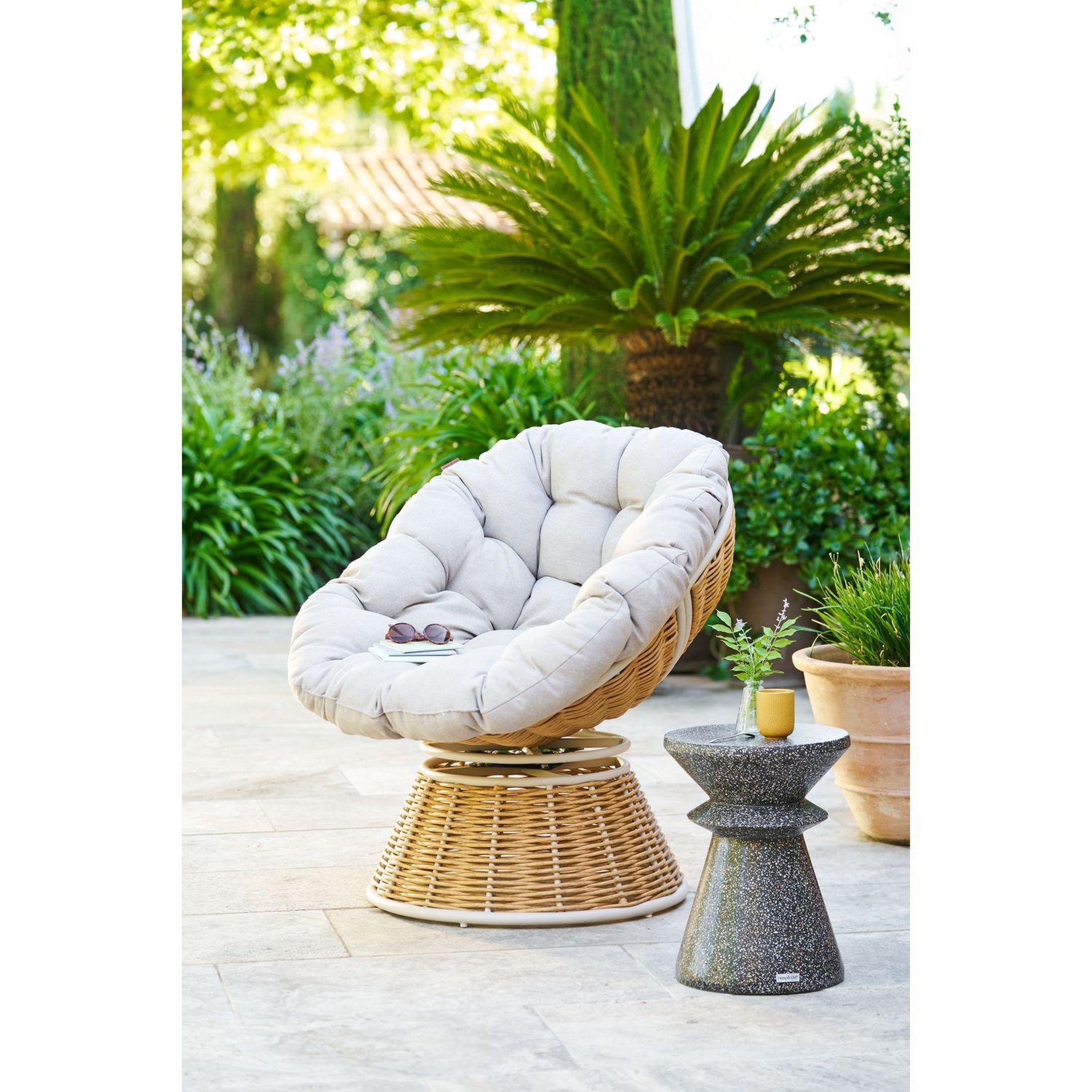 Voir la diapositive 2 : HESPERIDE Table d'appoint de jardin ronde effet terrazzo alturio