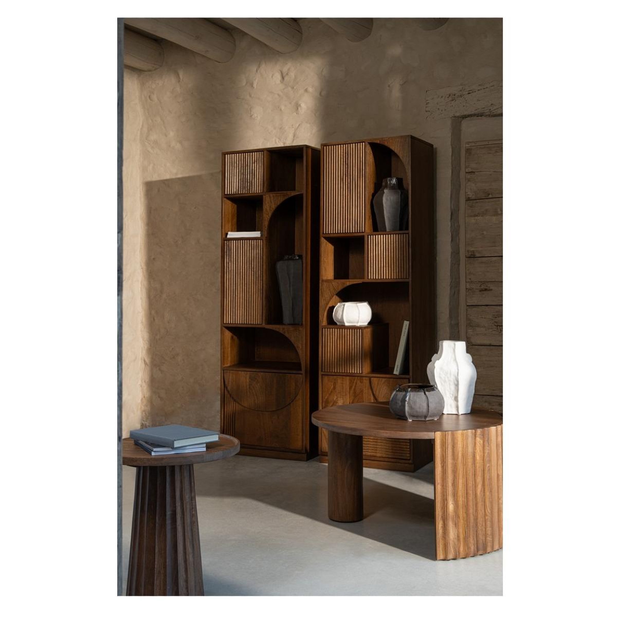 Voir la diapositive 2 : JLC KREATION Bibliothèque en manguier 180 cm 3 portes mira
