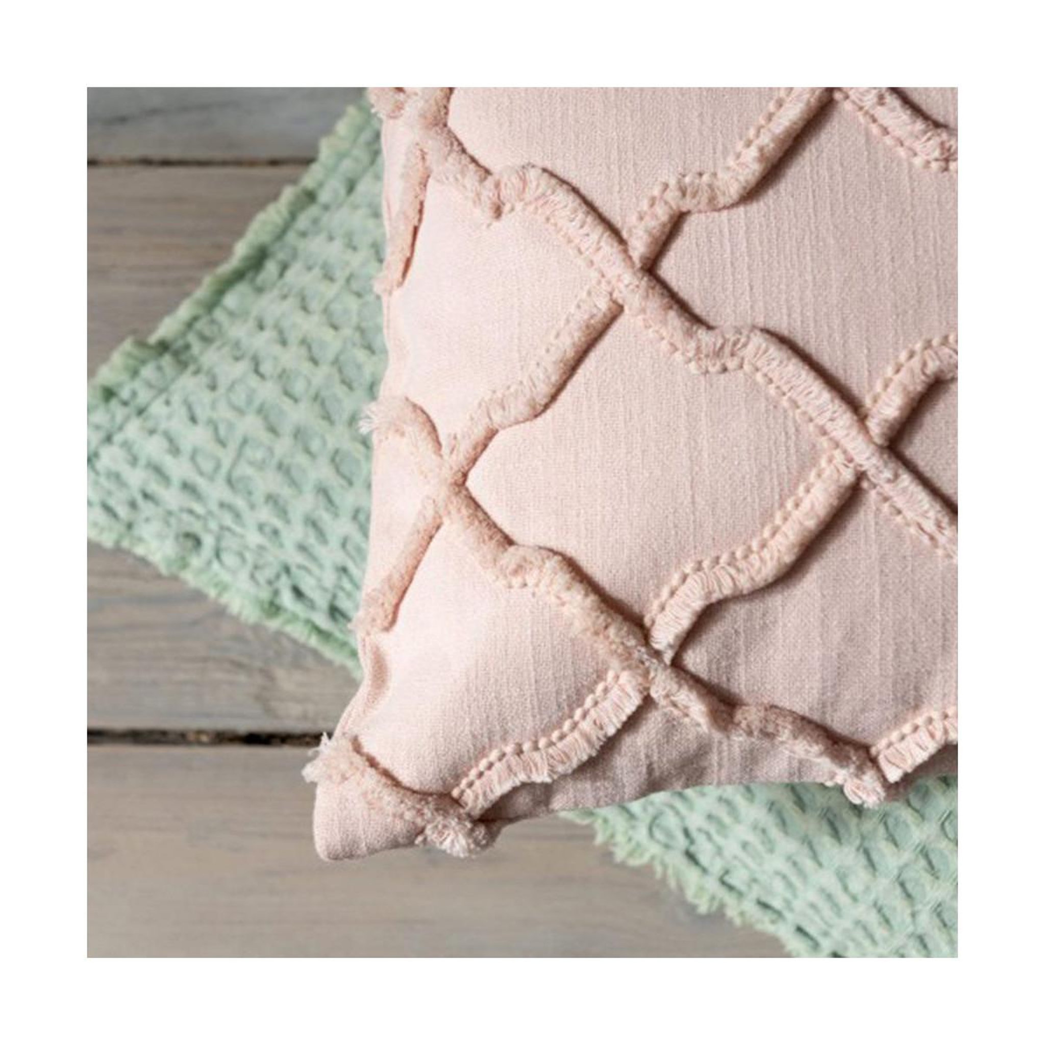 Voir la diapositive 3 : J-LINE Coussin déco carré  losanges  43x43cm rose