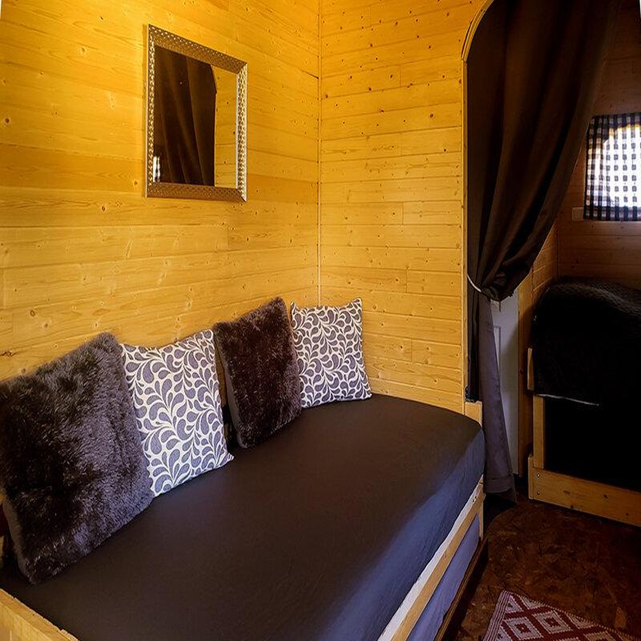Voir la diapositive 2 : Smartbox 2 jours insolites en roulotte en famille près d'aurillac - coffret cadeau séjour