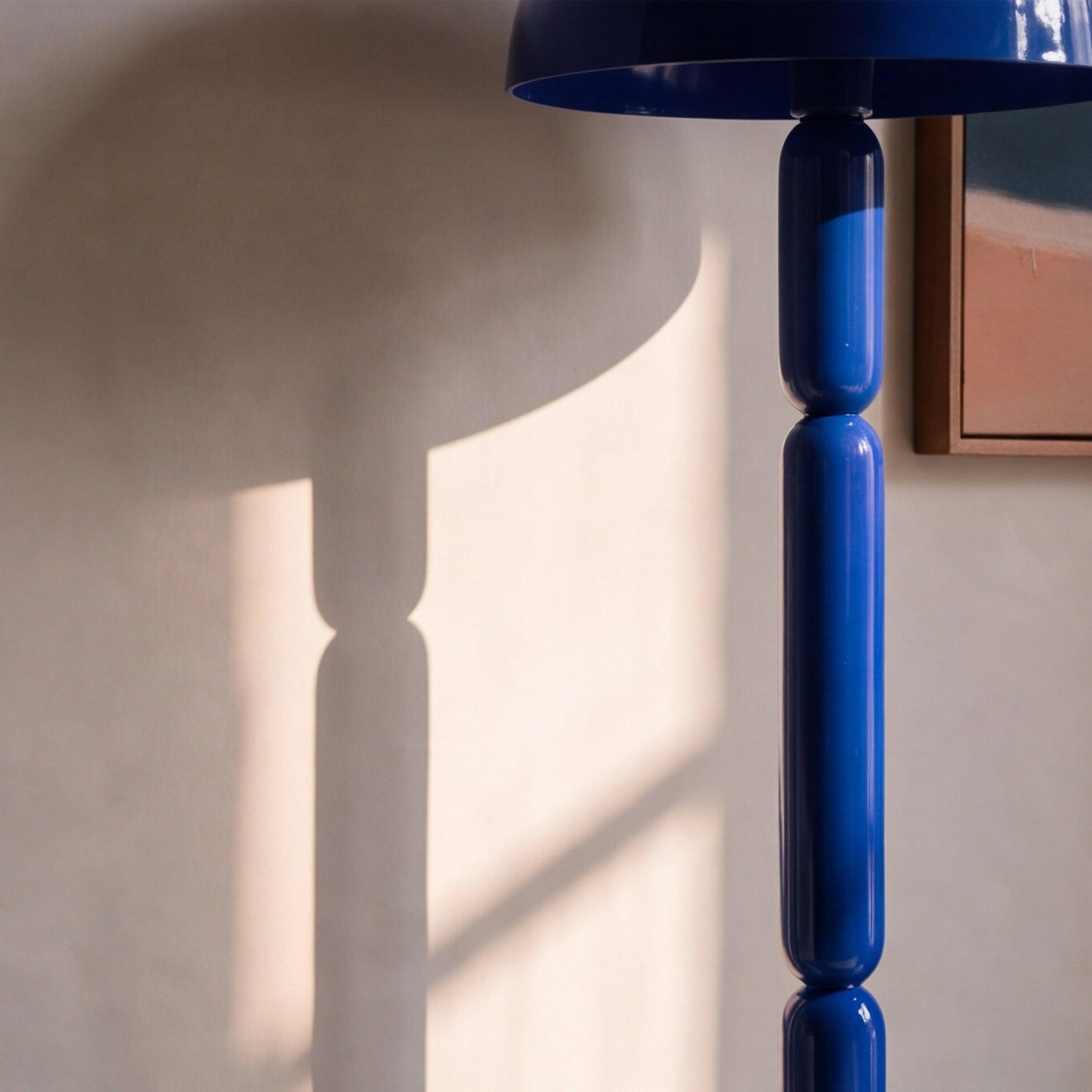 Voir la diapositive 6 : MAISON PAVANE Lampadaire en bois et métal bleu foncé-romy