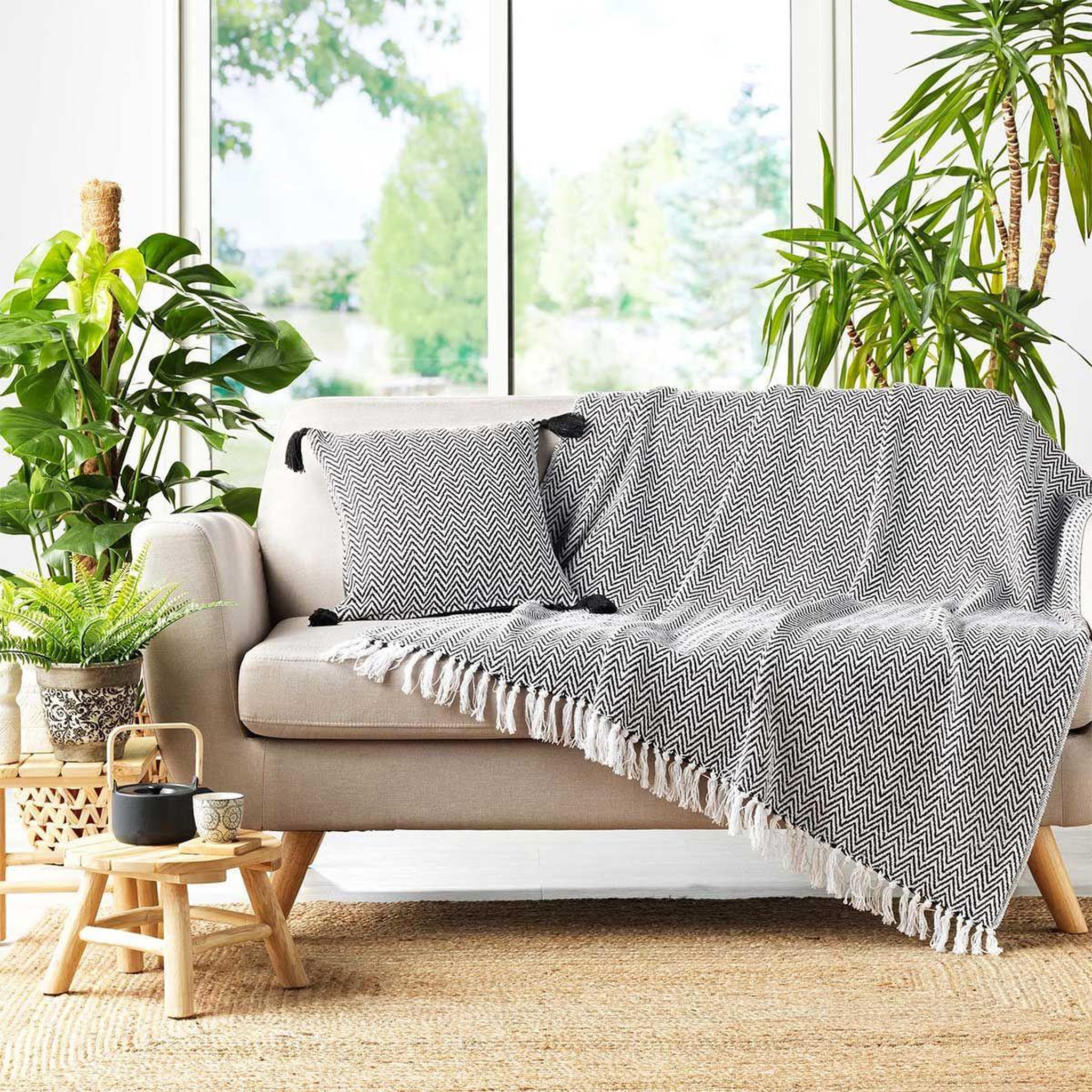 Voir la diapositive 2 : Douceur d'Intérieur Coussin déco à pompons  basile  40x40cm noir