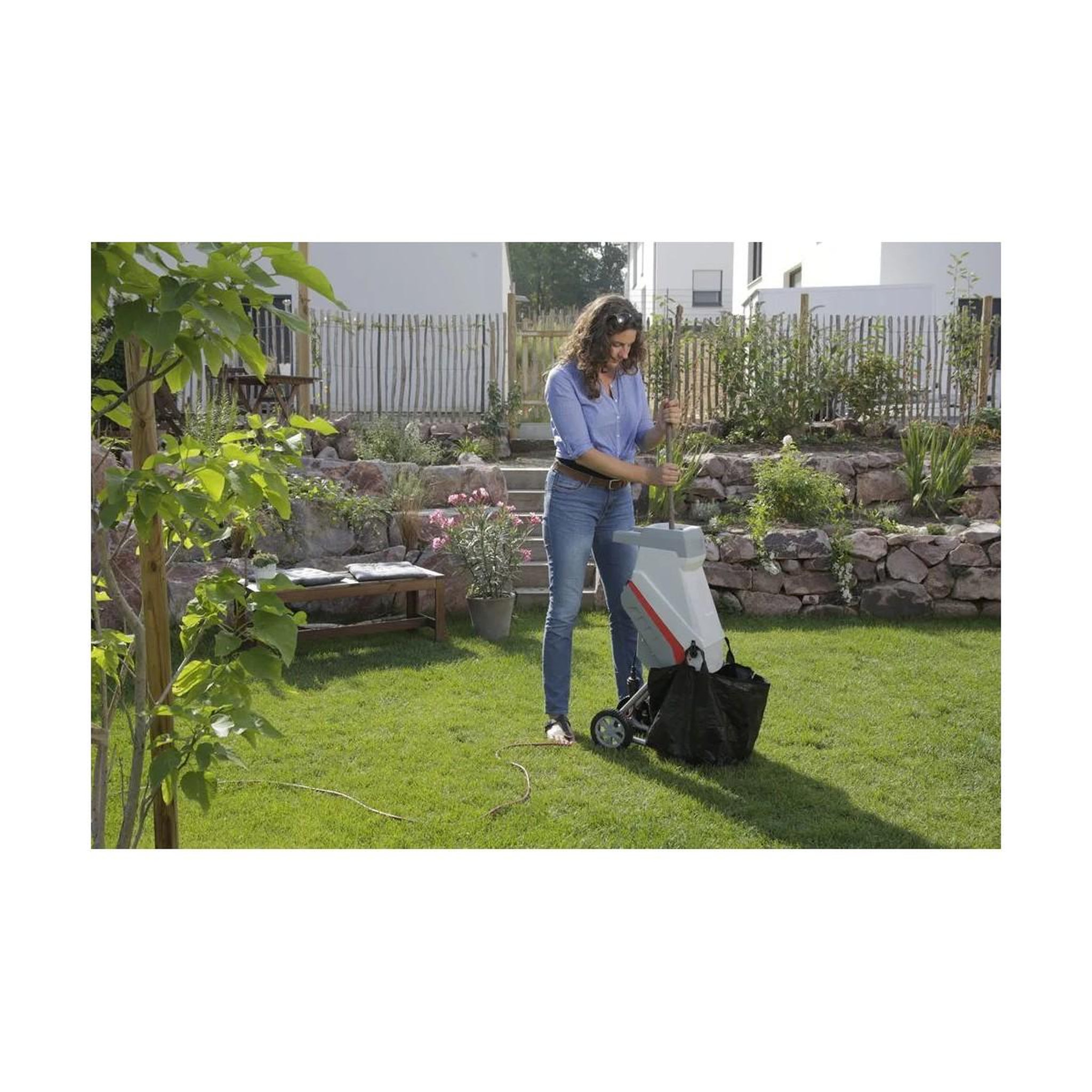 Voir la diapositive 6 : Ikra Broyeur de végétaux électrique 2500W Sac 45L 2 Lames acier trempé Branches jusqu'à 45mm IKRA