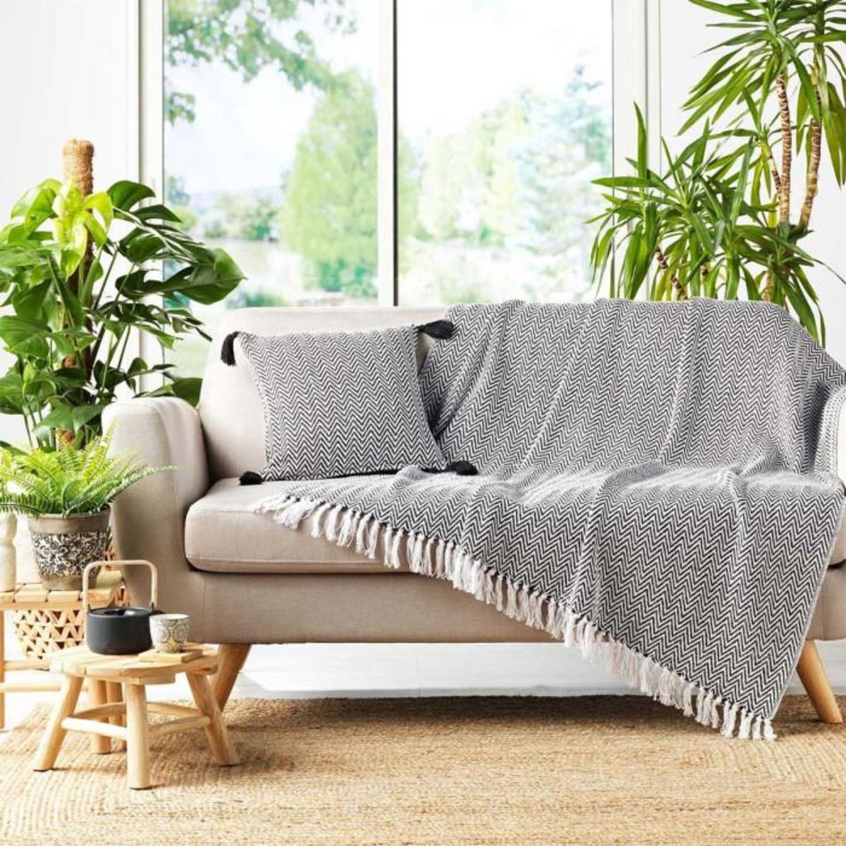 Paris Prix Coussin Déco à Pompons  Basile  40x40cm Noir