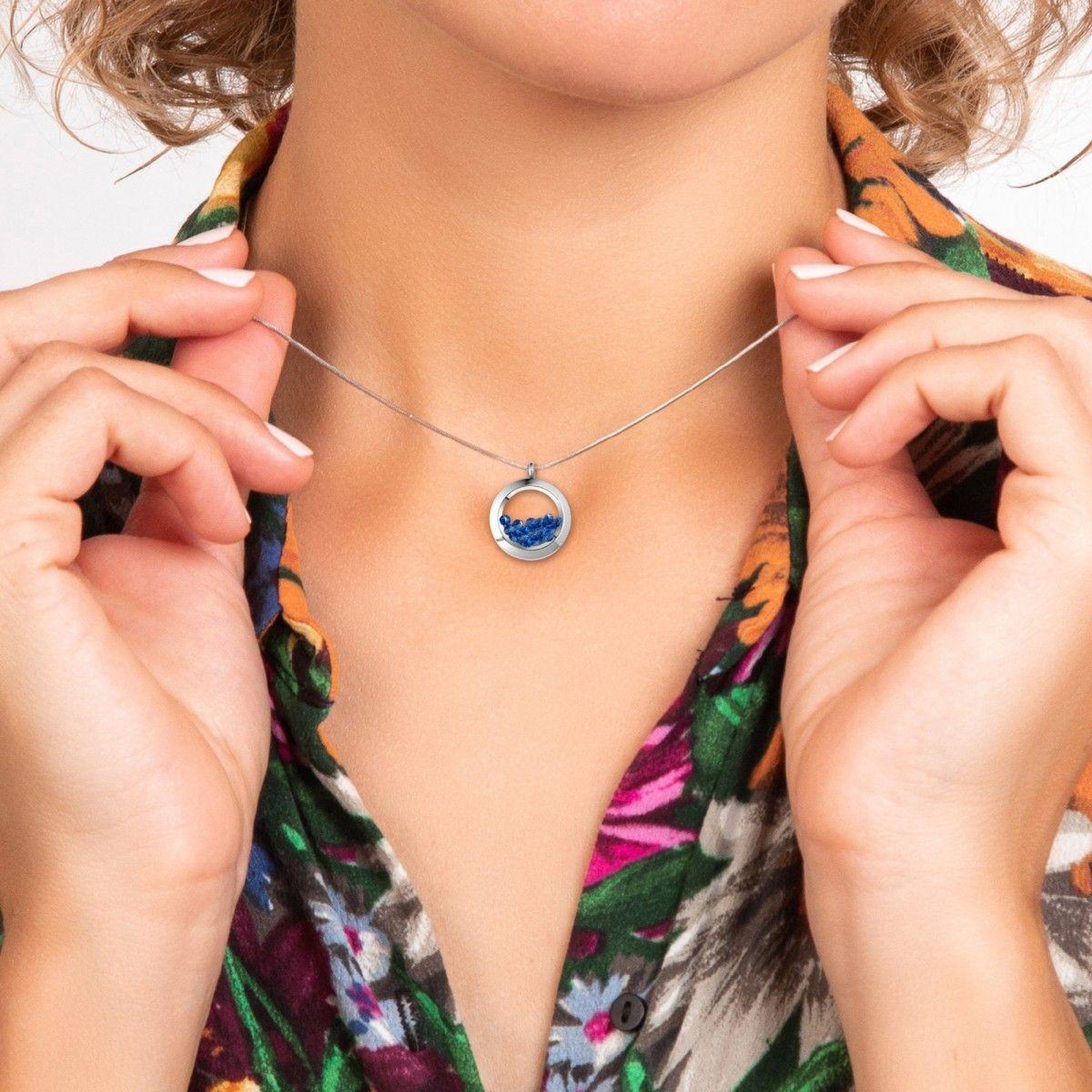 Voir la diapositive 2 : SC CRYSTAL Collier rond SC Crystal orné de Cristaux scintillants