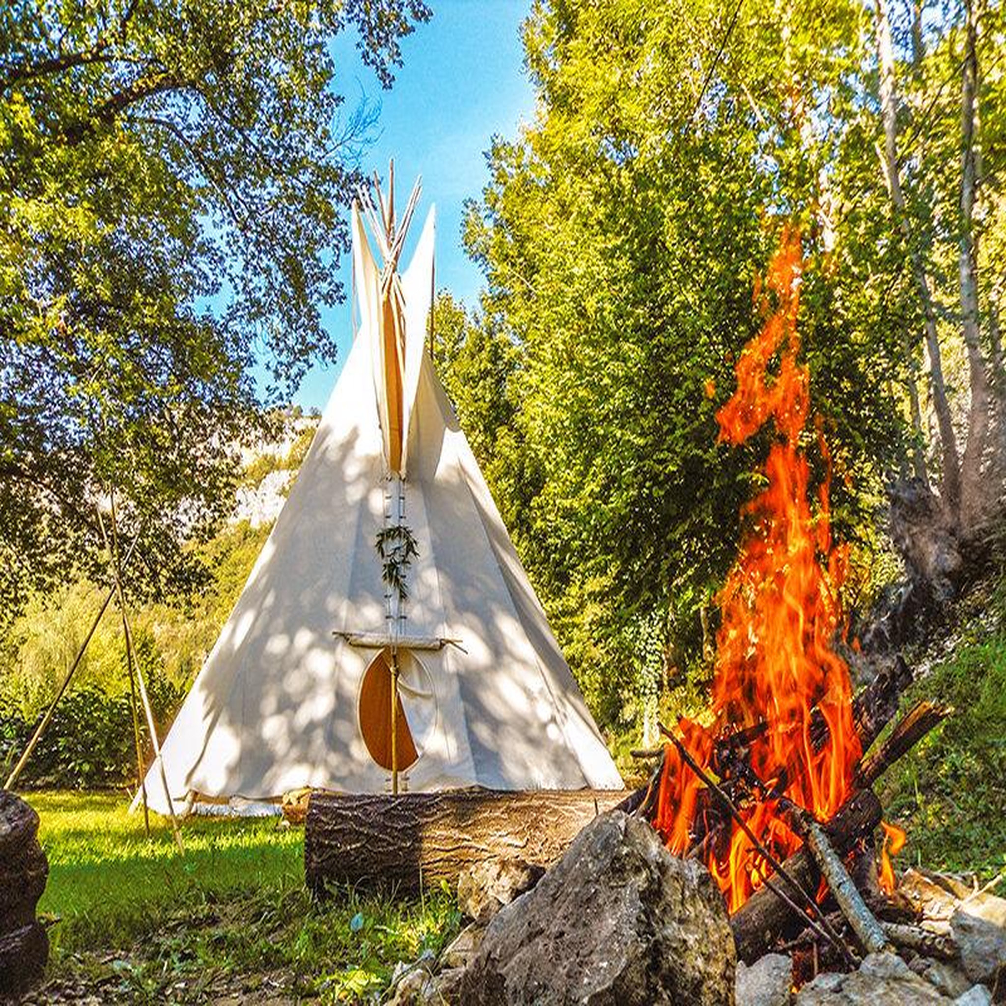 Voir la diapositive 2 : Smartbox Séjour insolite en tipi - Coffret Cadeau Séjour