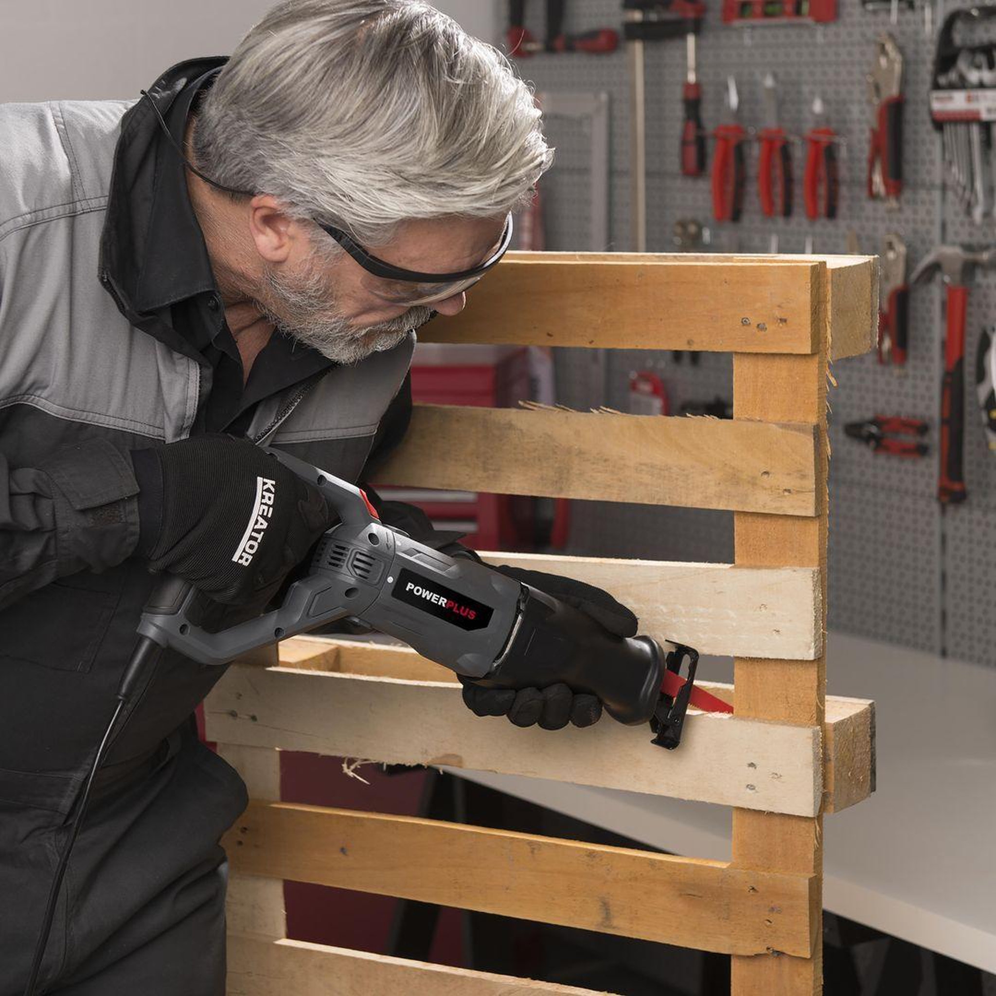 Voir la diapositive 4 : POWERPLUS Scie sabre 710w à tête rotative 180°