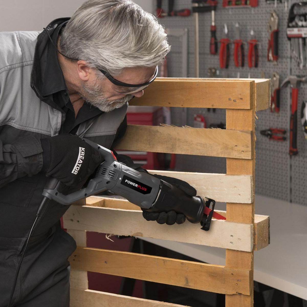 POWERPLUS Scie sabre 710w à tête rotative 180°