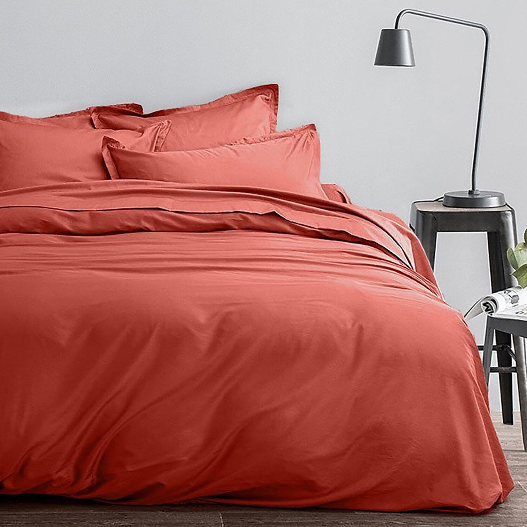 Home collection Parure housse de couette 100%satin de coton 70 fils. Coloris disponibles : Rouge, Bleu