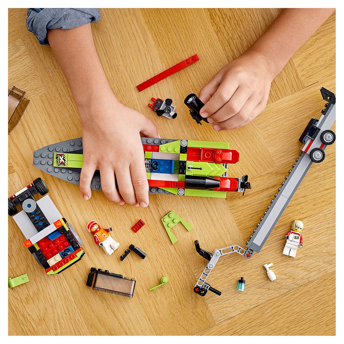 LEGO City 60254 - Le Transport du Bateau de Course