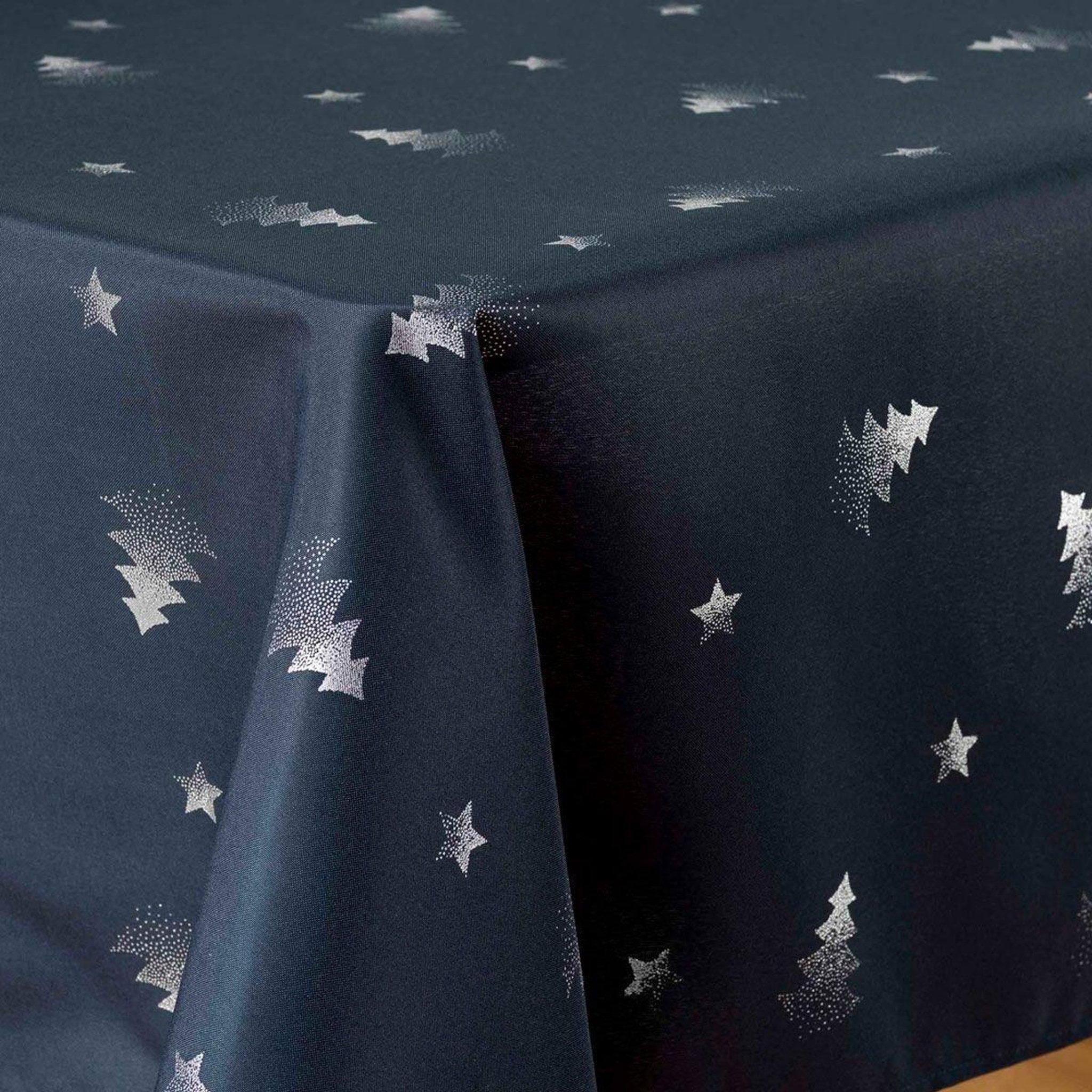 Voir la diapositive 2 : Douceur d'Intérieur Nappe imprimé métallisé  sapin  150x300cm marine & argent