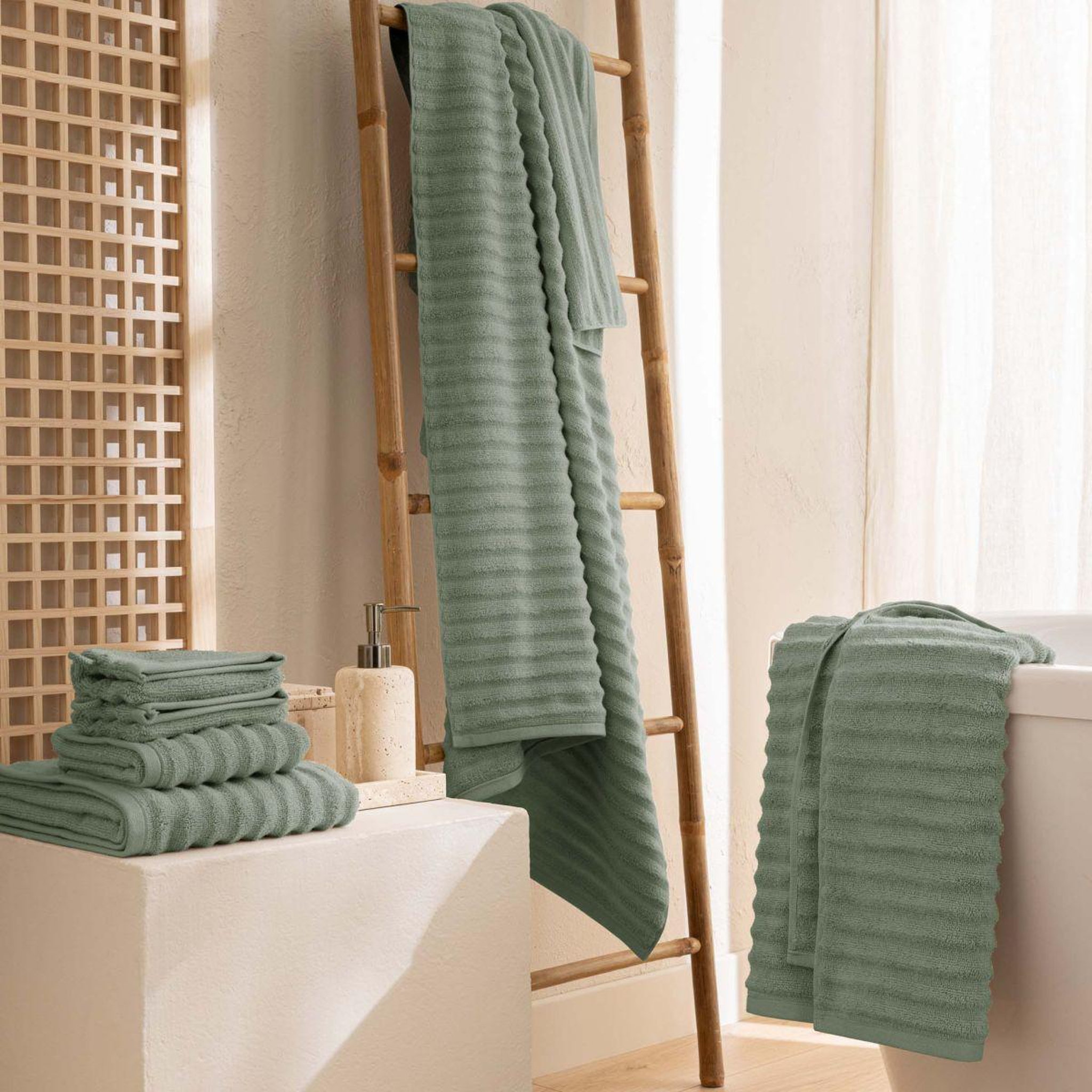 Voir la diapositive 3 : Douceur d'Intérieur Serviette de toilette  maya  50x90cm vert sauge