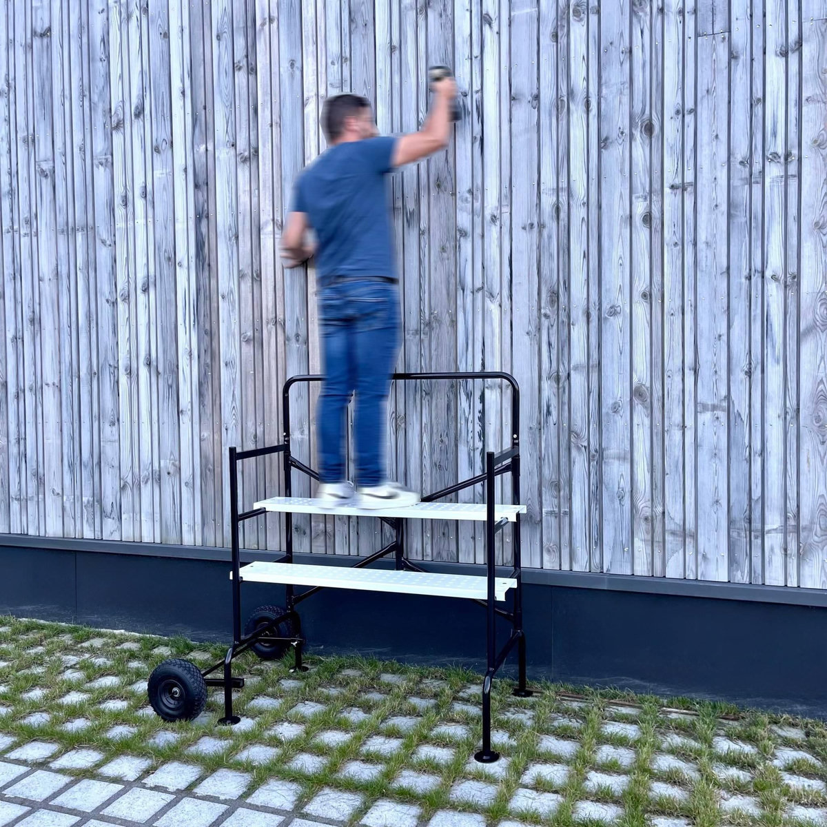 SWEEEK Echafaudage roulant et pliant sur deux niveaux - mobile. 2 roues. L140x l78 x H135cm ouvert. poids supporté 150 kgs