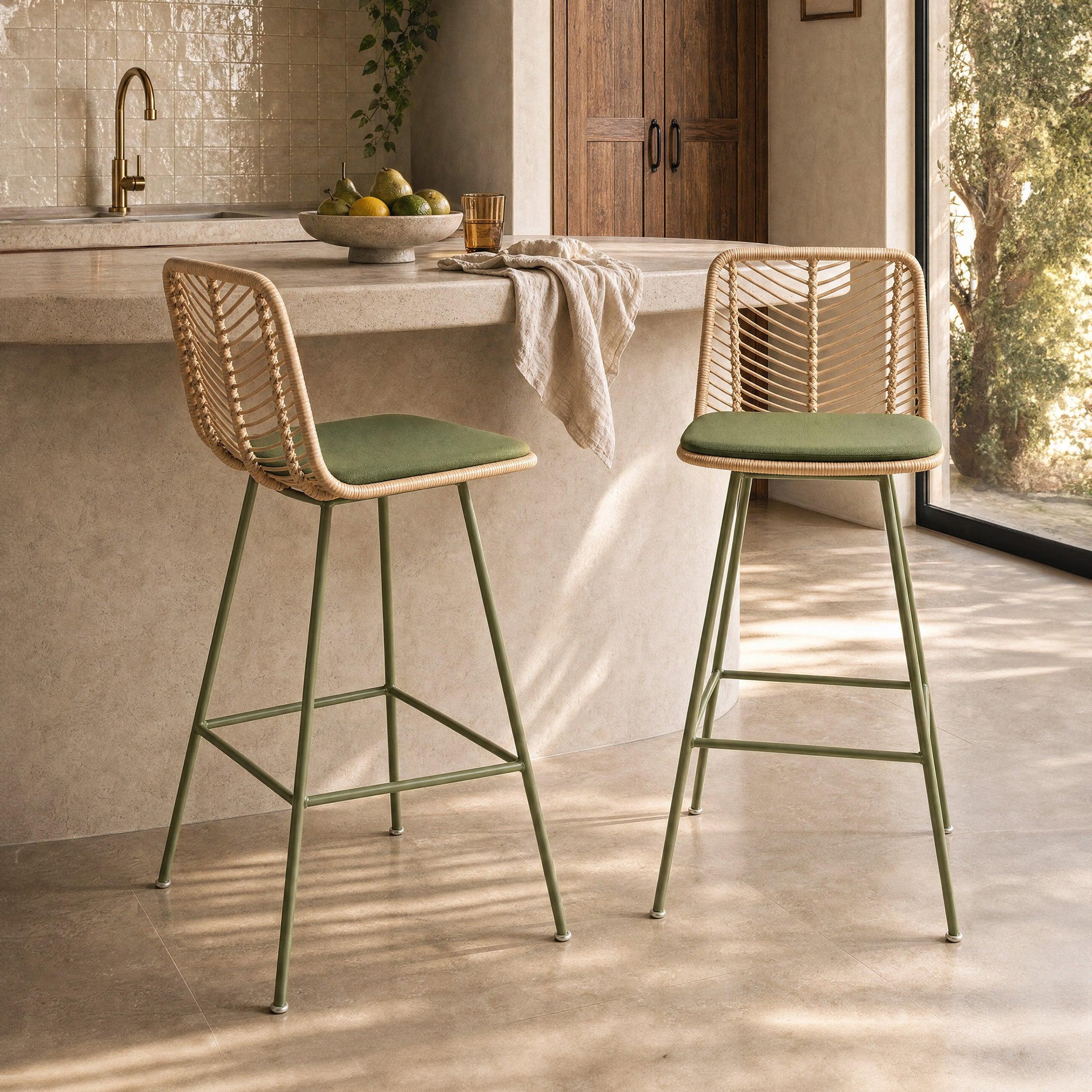 Voir la diapositive 2 : MAISON PAVANE Lot de 2 chaises pour îlot central 66 cm en rotin et tissu vert-tamara
