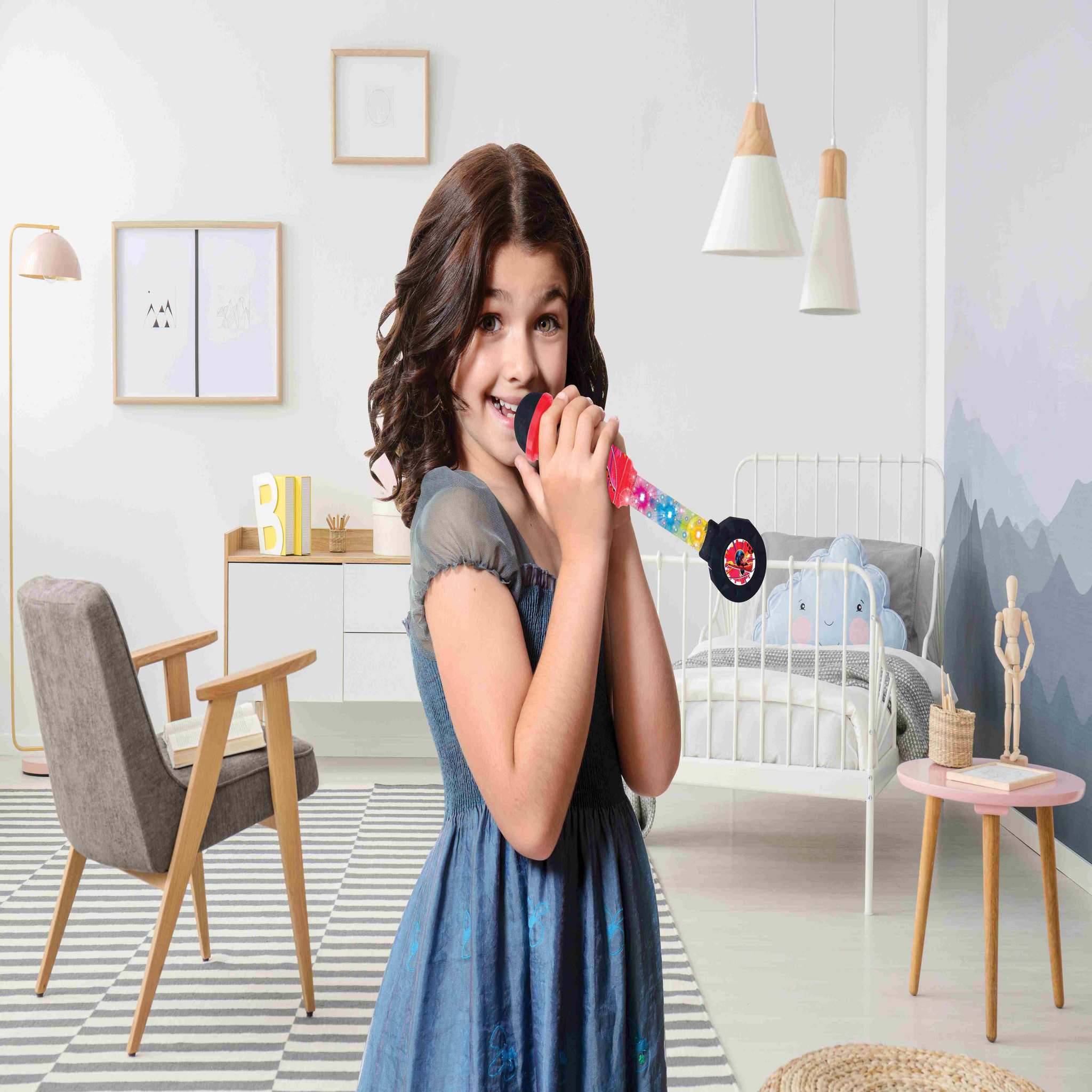 Voir la diapositive 5 : Lexibook Microphone Miraculous avec tube lumineux et enceinte