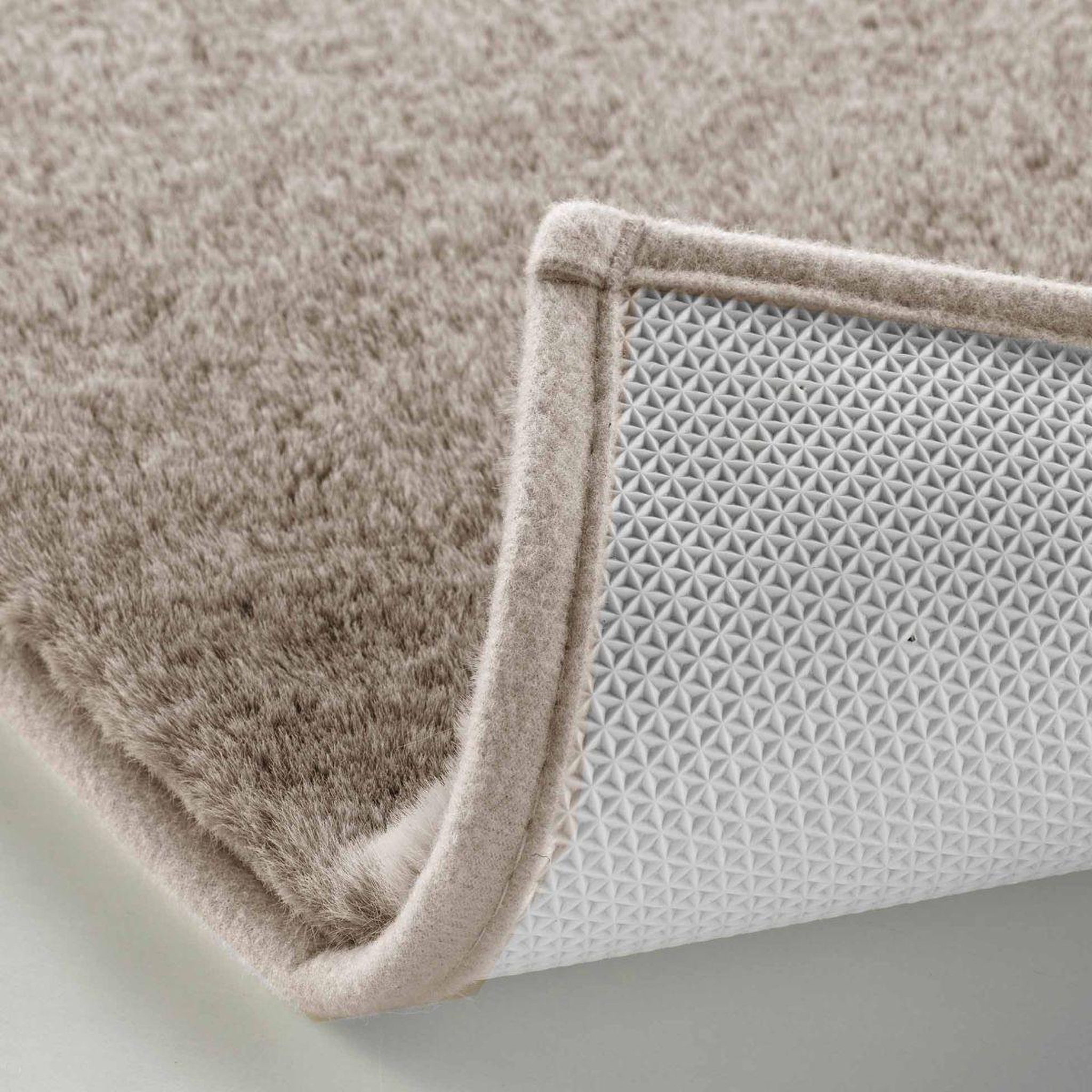 Voir la diapositive 3 : Douceur d'Intérieur Tapis imitation fourrure  feline  60x90cm taupe