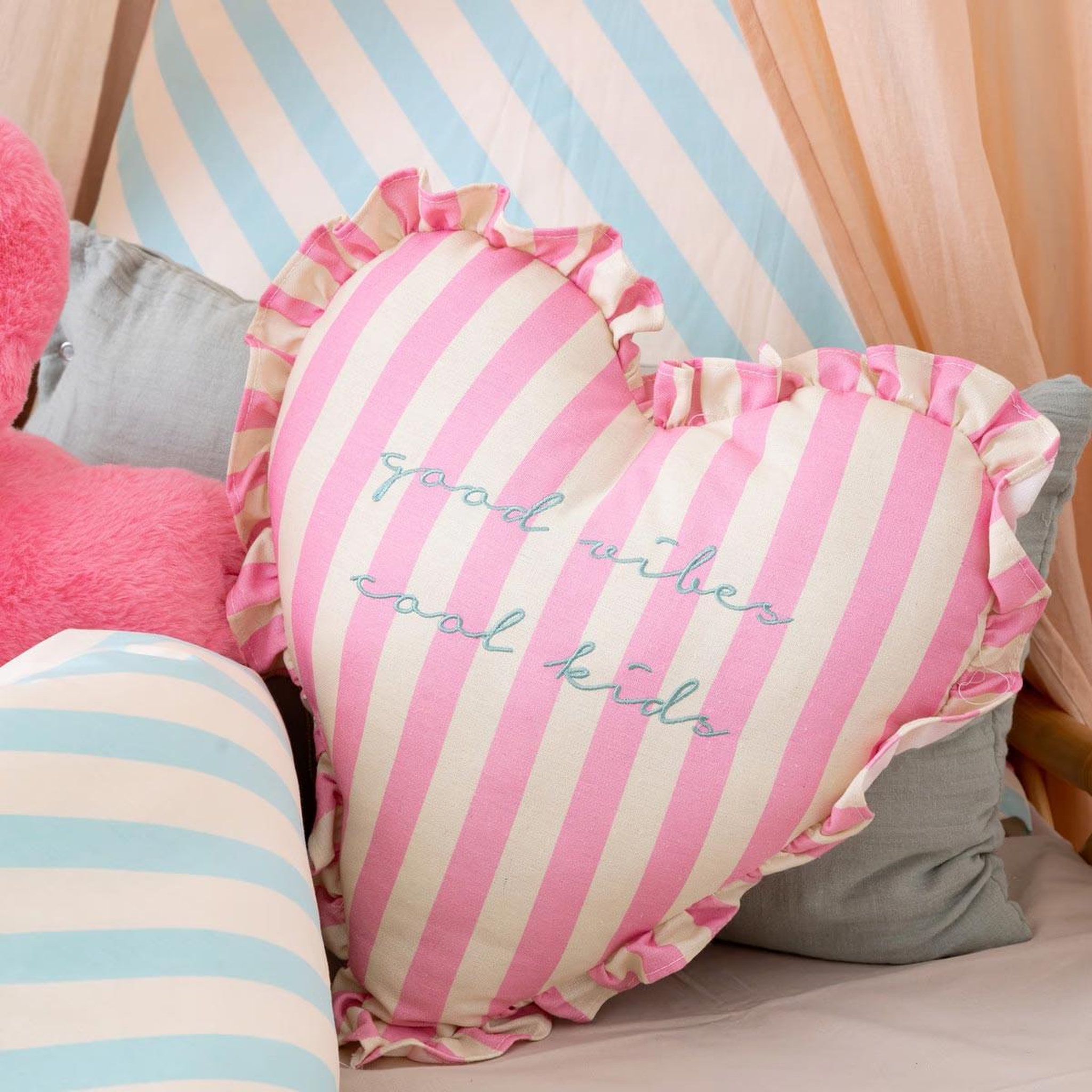 Voir la diapositive 4 : Atmosphera Kids Coussin déco cœur  ava  38x38cm rose