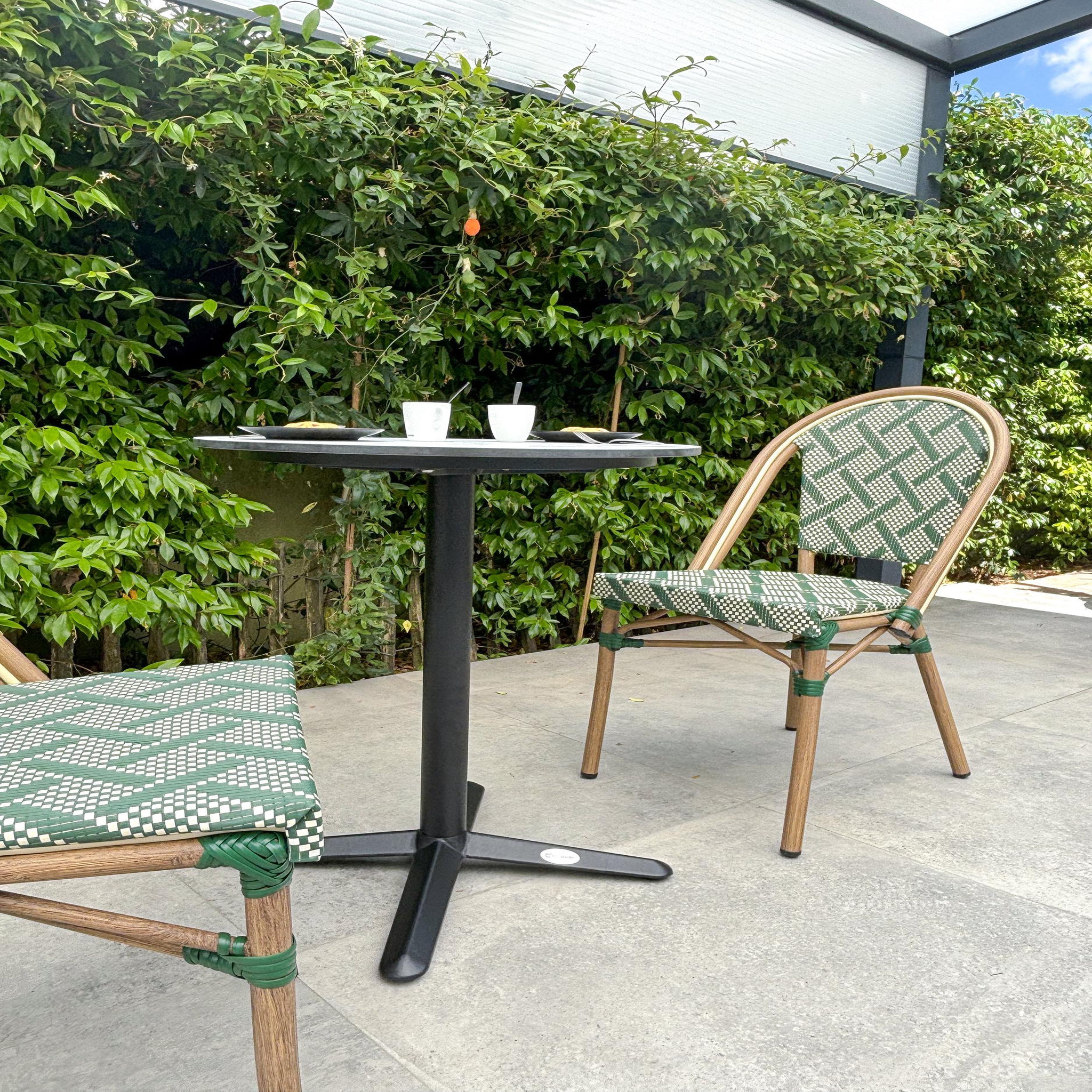 Voir la diapositive 4 : DCB GARDEN Ensemble repas de jardin en acier et plateau rond en HPL (2 places)