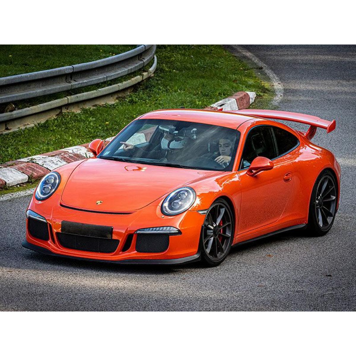 Smartbox Stage de pilotage multivolant : 2 tours en Alpine, 2 tours en Aston Martin Vantage et 2 tours en Porsche 991 GT3 sur le circuit de Croix-en-Ternois - Coffret Cadeau Sport & Aventure