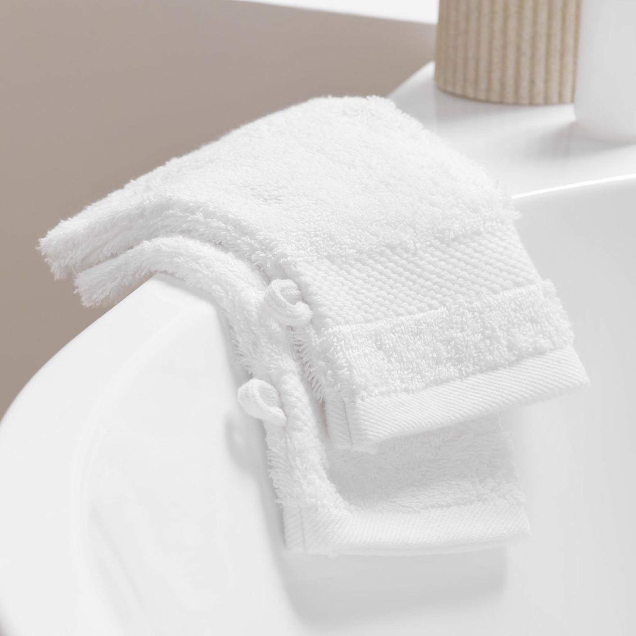 Voir la diapositive 5 : Douceur d'Intérieur Lot de 2 gants de toilette  elegance  15x21cm blanc