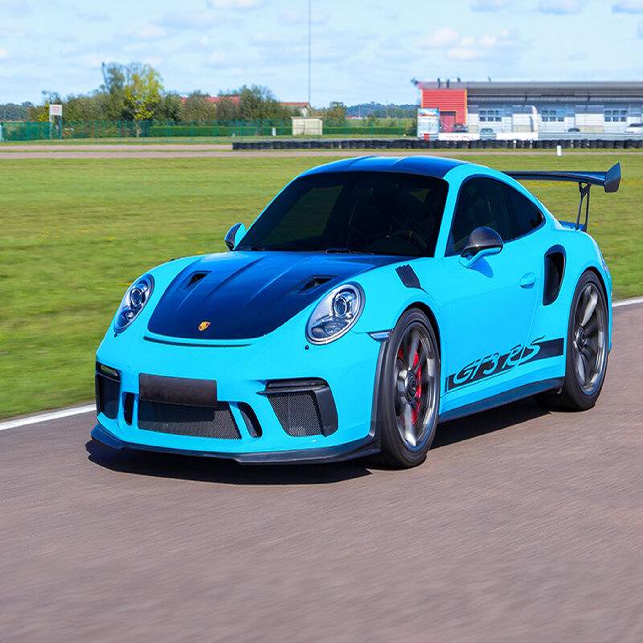 Voir la diapositive 4 : Smartbox Stage de pilotage : 5 tours sur le circuit de Pouilly-en-Auxois en Porsche 991 GT3 RS - Coffret Cadeau Sport & Aventure