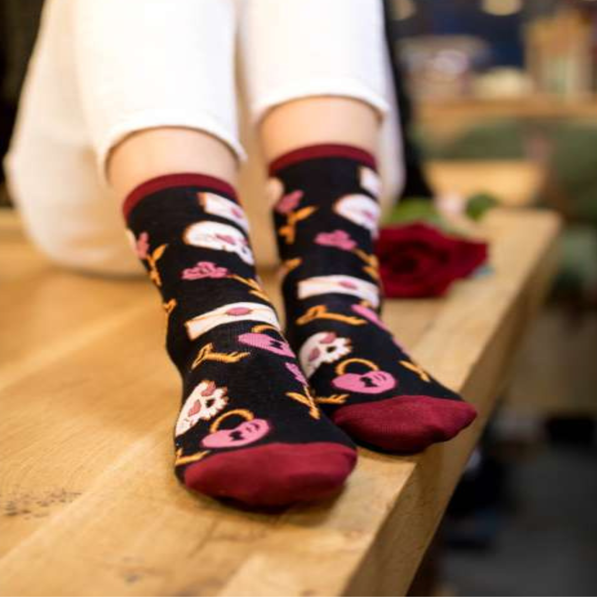 Voir la diapositive 3 : PIRIN HILL Chaussettes coton bio roses et têtes de mort - noir