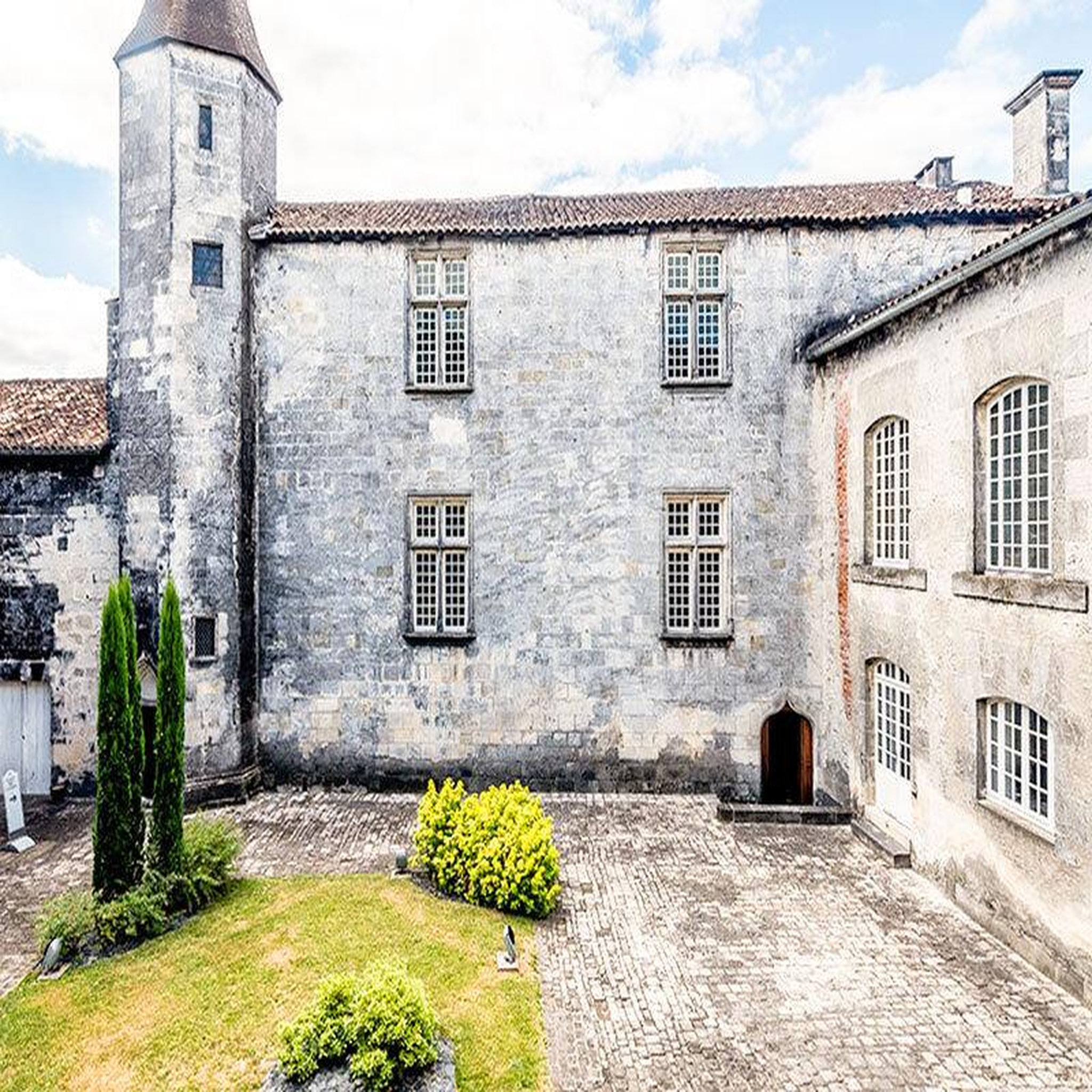 Voir la diapositive 3 : Smartbox Visite exquise au château royal de cognac avec dégustation de cognac et de caviar - coffret cadeau gastronomie