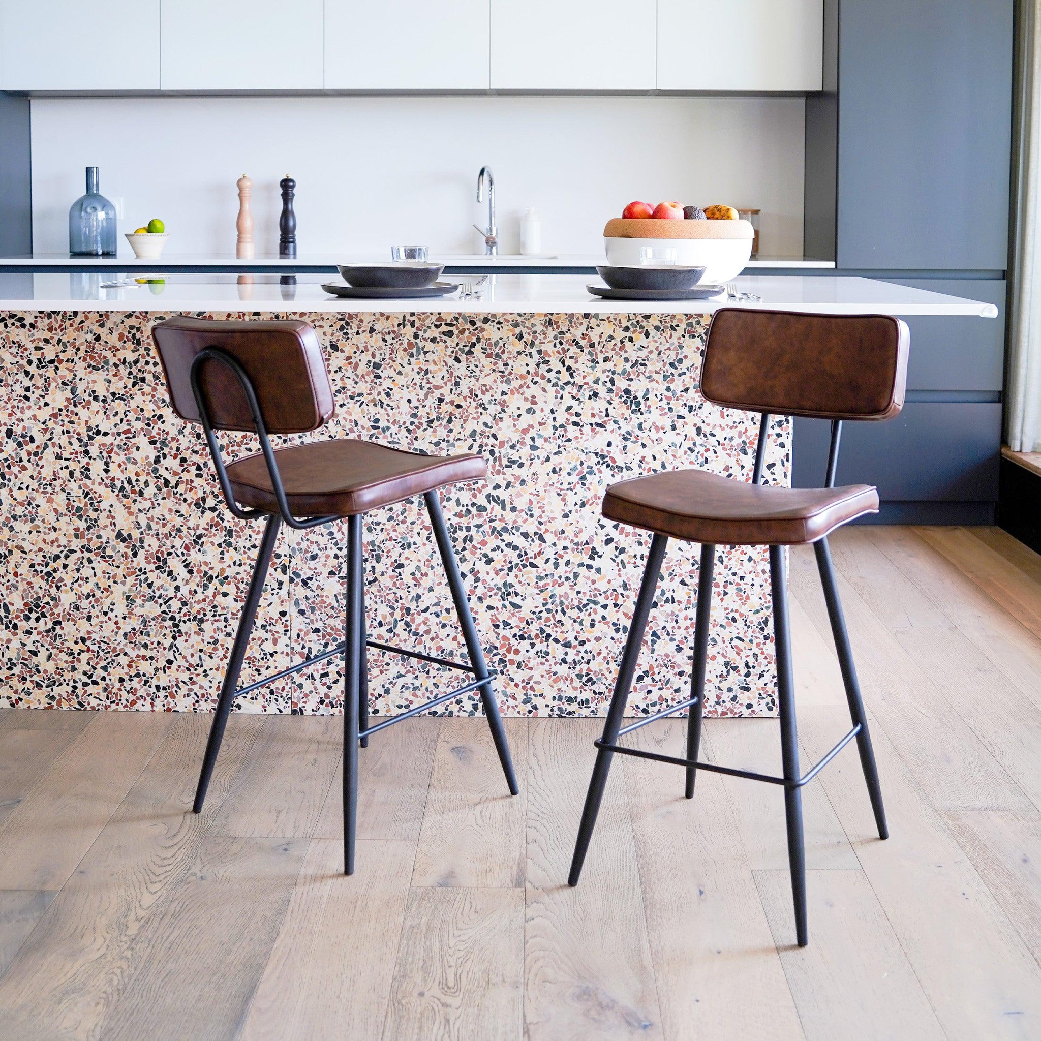 Voir la diapositive 2 : MAISON PAVANE Lot de 2 chaises de bar mi-hauteur 66 cm en cuir synthétique marron-texas