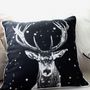 Voir la diapositive 2 : TOILINUX Coussin imprimé cerf Epicéa - 40 x 40 cm - Noir