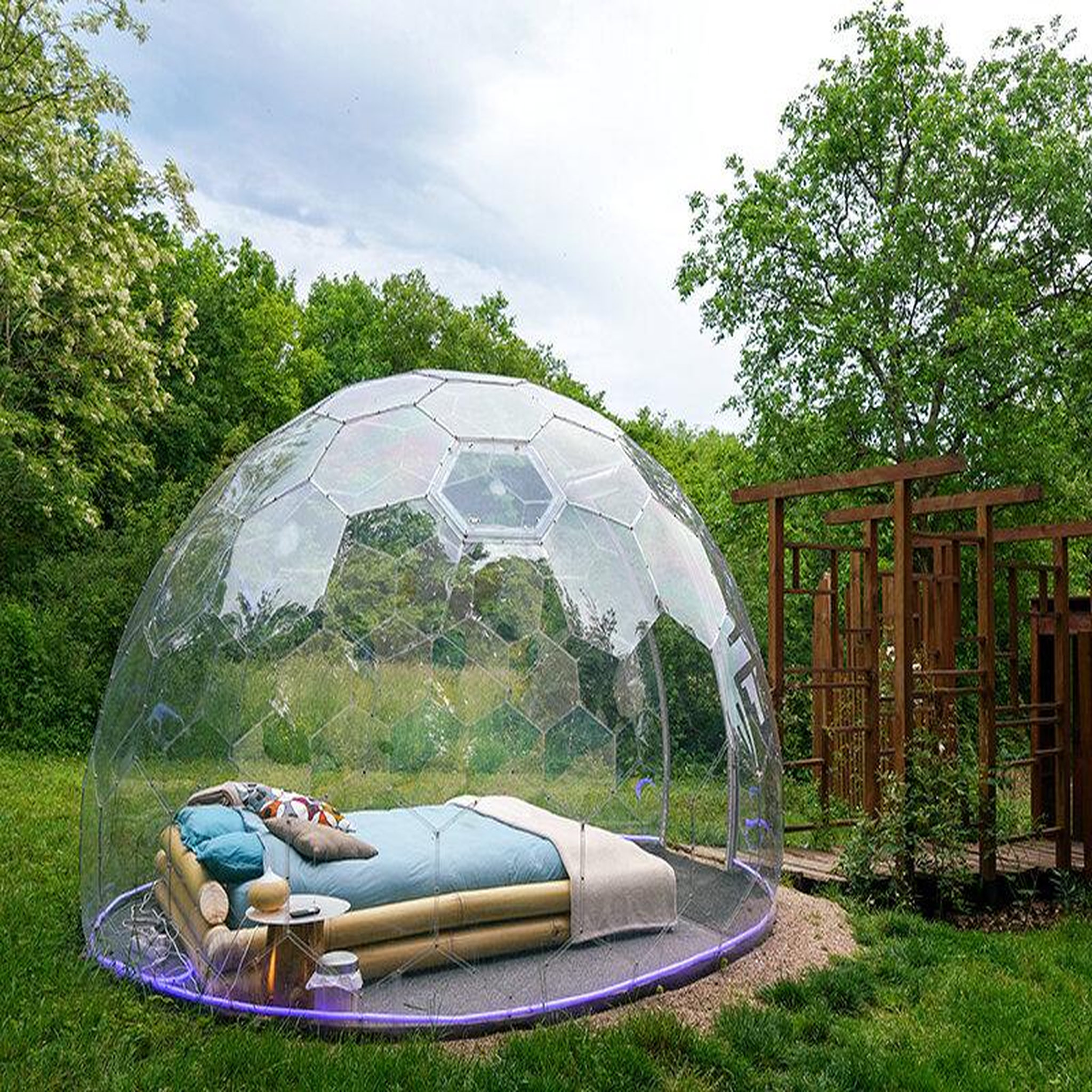 Voir la diapositive 3 : Smartbox Escale insolite en bulle en pleine nature près de lyon - coffret cadeau séjour