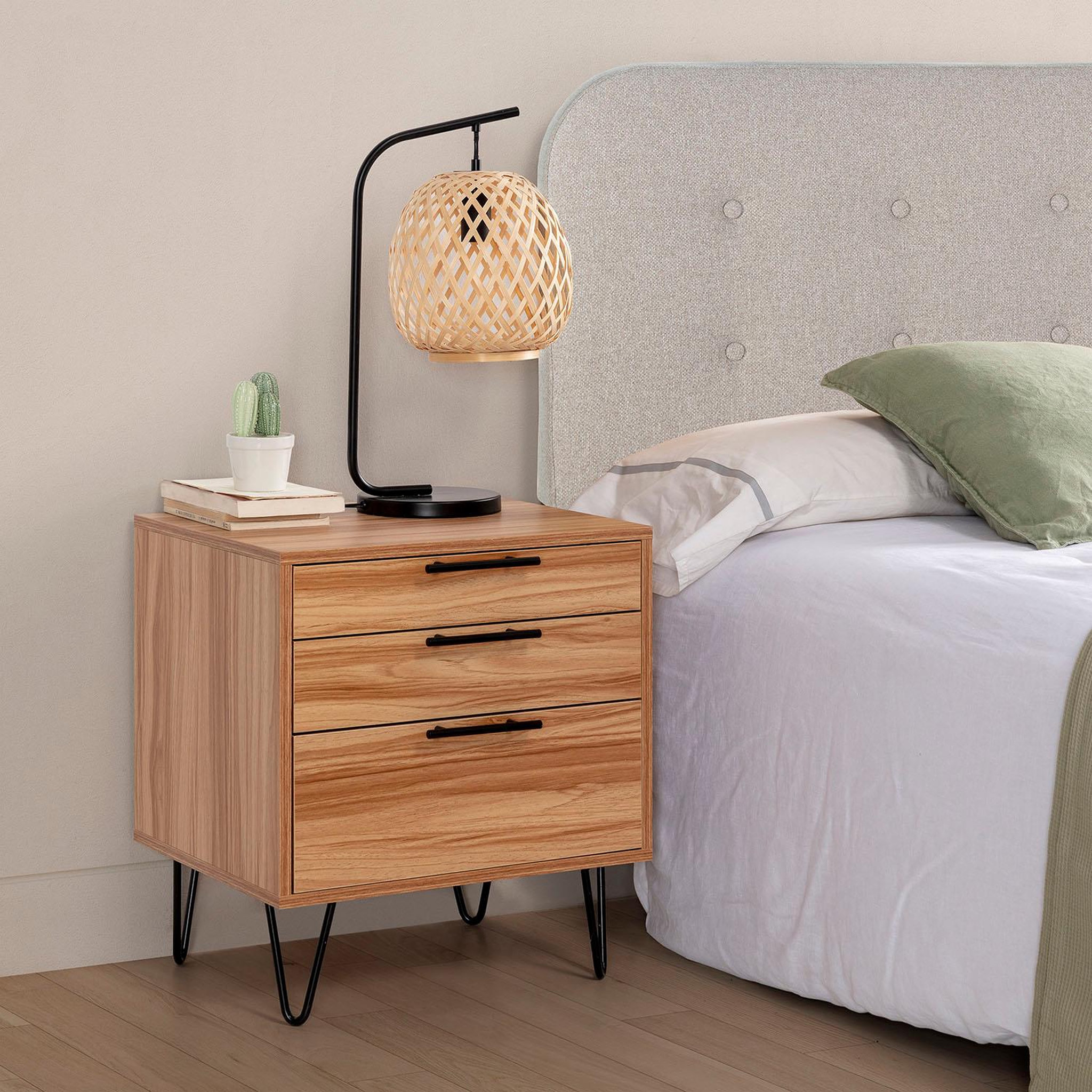 Voir la diapositive 2 : VS VENTA-STOCK Table de chevet Alma 3 tiroirs couleur bois, pieds métal