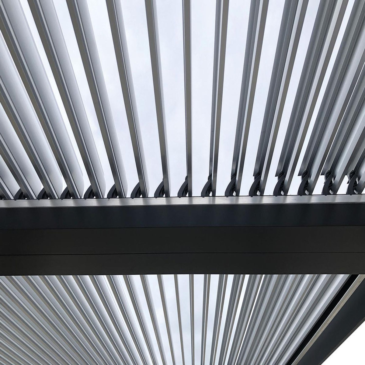CONCEPT USINE Pergola bioclimatique grise 3x4 m MILOS
