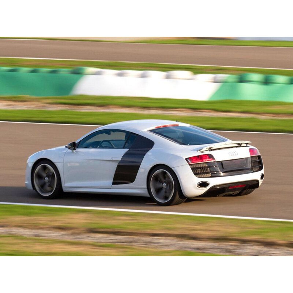 Smartbox Stage de pilotage : 3 tours sur le circuit de Pouilly-en-Auxois en Audi R8 V10 - Coffret Cadeau Sport & Aventure